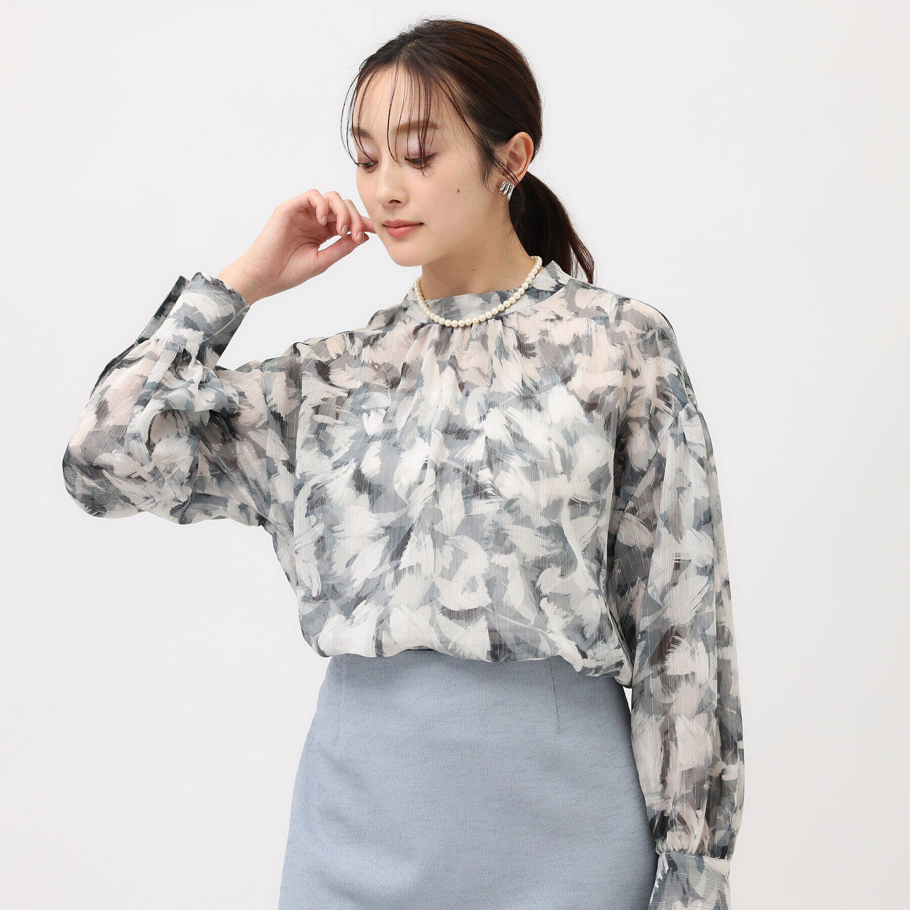 UNTITLED「【柄ブラウス/同素材ワンピースあり】楊柳ラメシフォン リーフプリントブラウス」|シャツ・ブラウス|