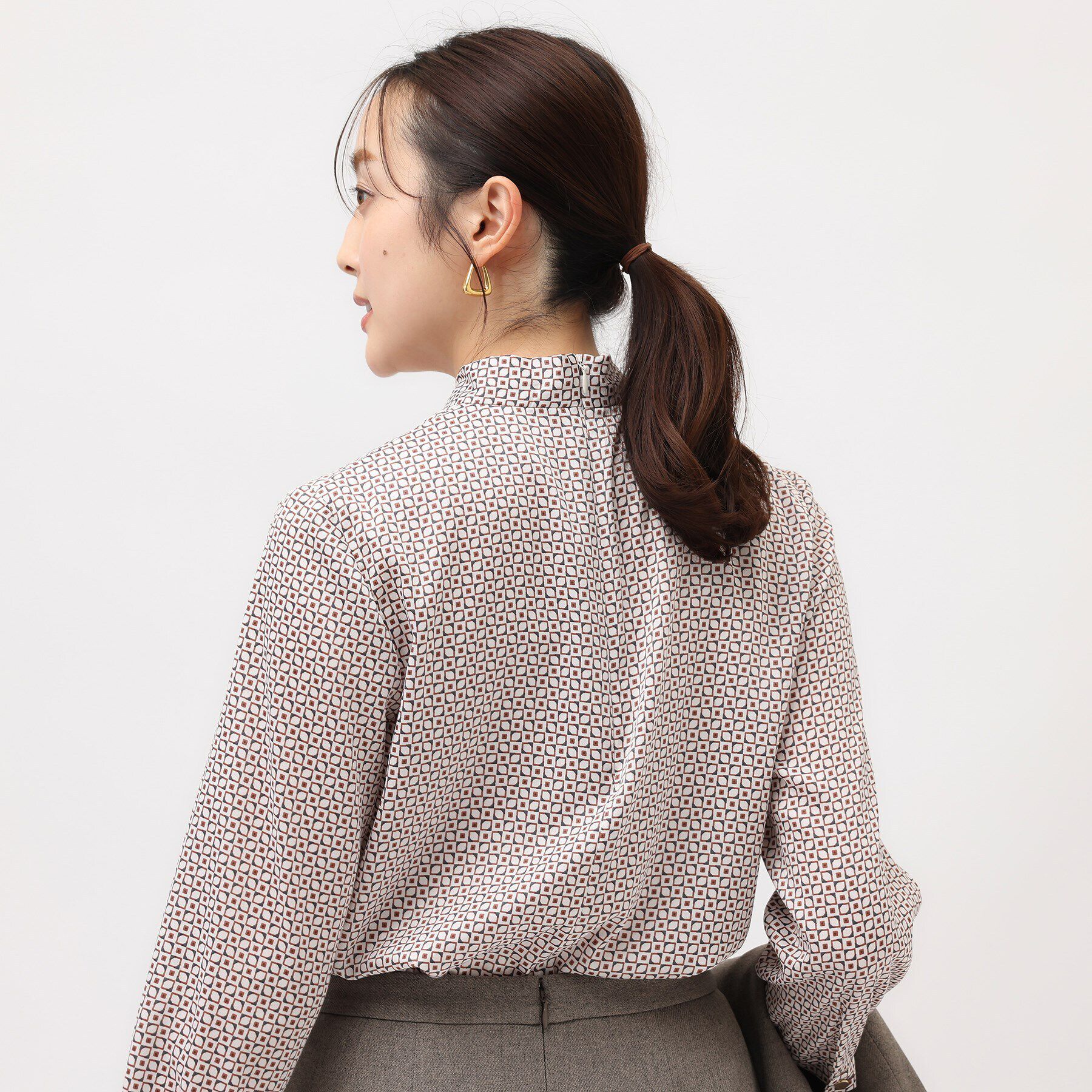 UNTITLED「【通勤スーツ/入卒/セレモニー】幾何柄ボウタイブラウス」|シャツ・ブラウス|