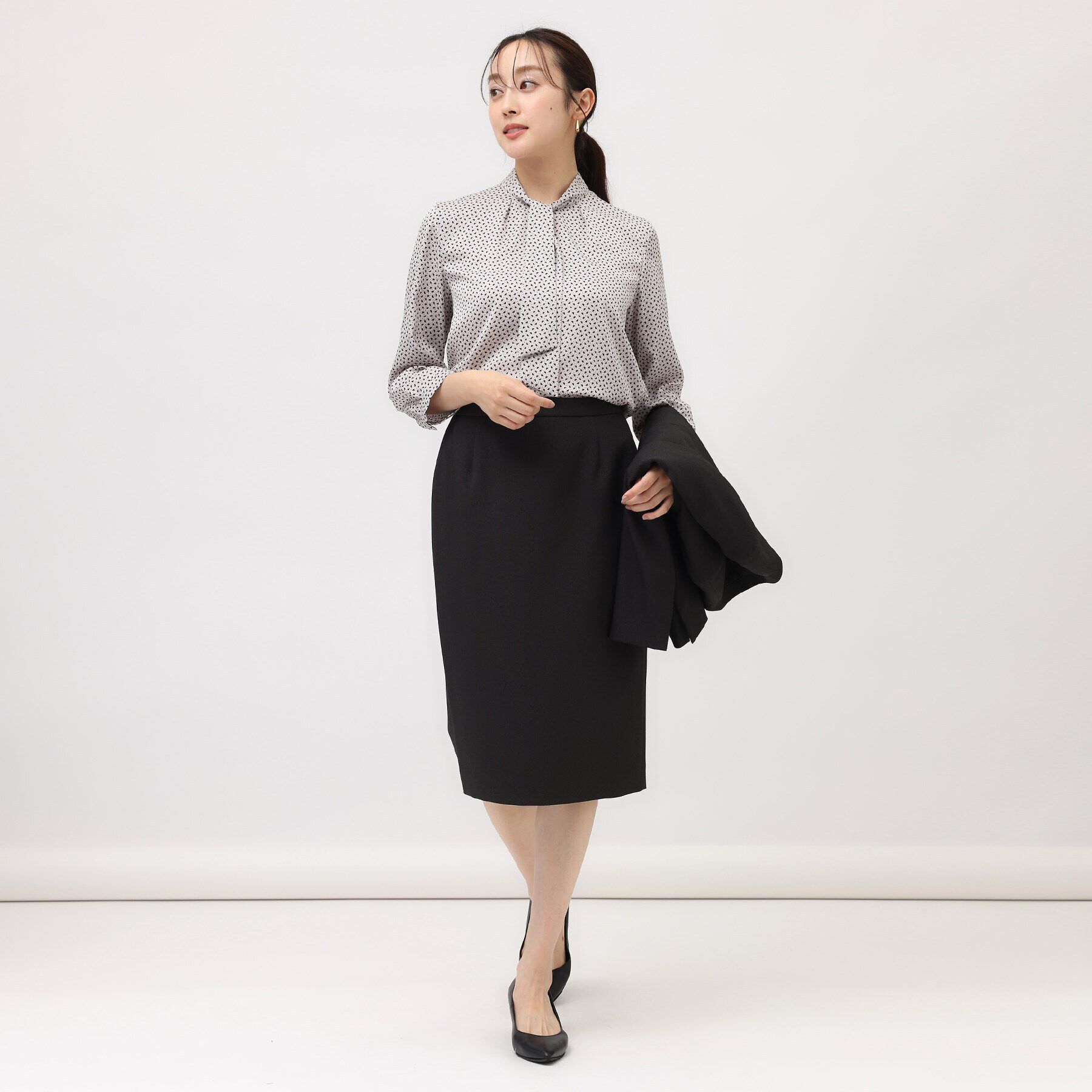 UNTITLED「【通勤スーツ/入卒/セレモニー】幾何柄ボウタイブラウス」|シャツ・ブラウス|