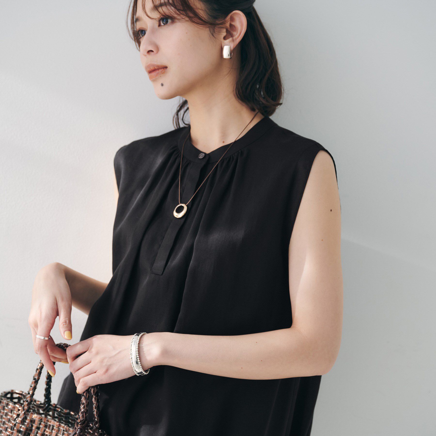 UNTITLED「【シアー/バンドカラー】バルーンヘムノースリーブブラウス」|シャツ・ブラウス|ブラック(019)