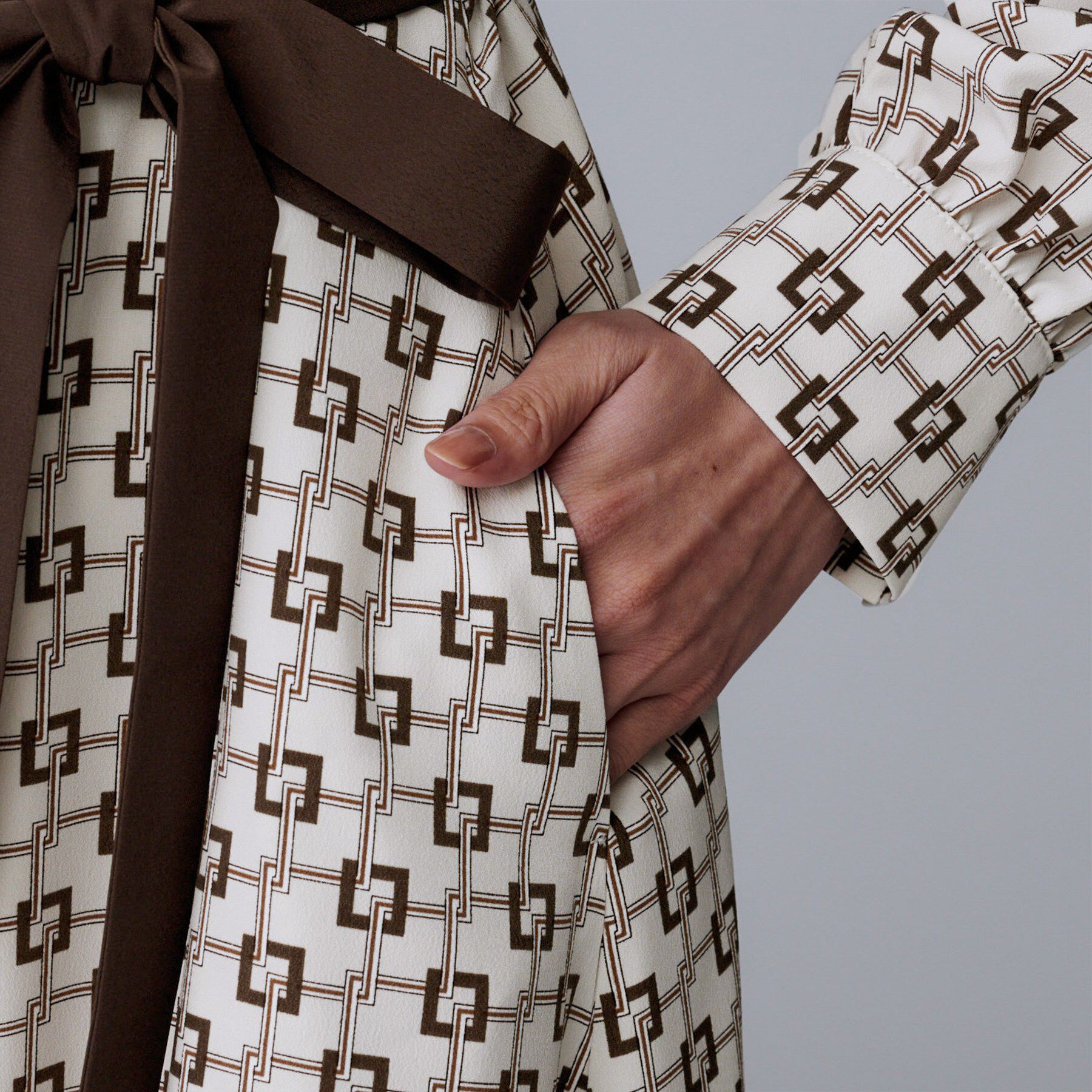 UNTITLED「【ウエストリボン/前開きボタン/レトロモダン】チェーン柄フレアワンピース」|ワンピース|