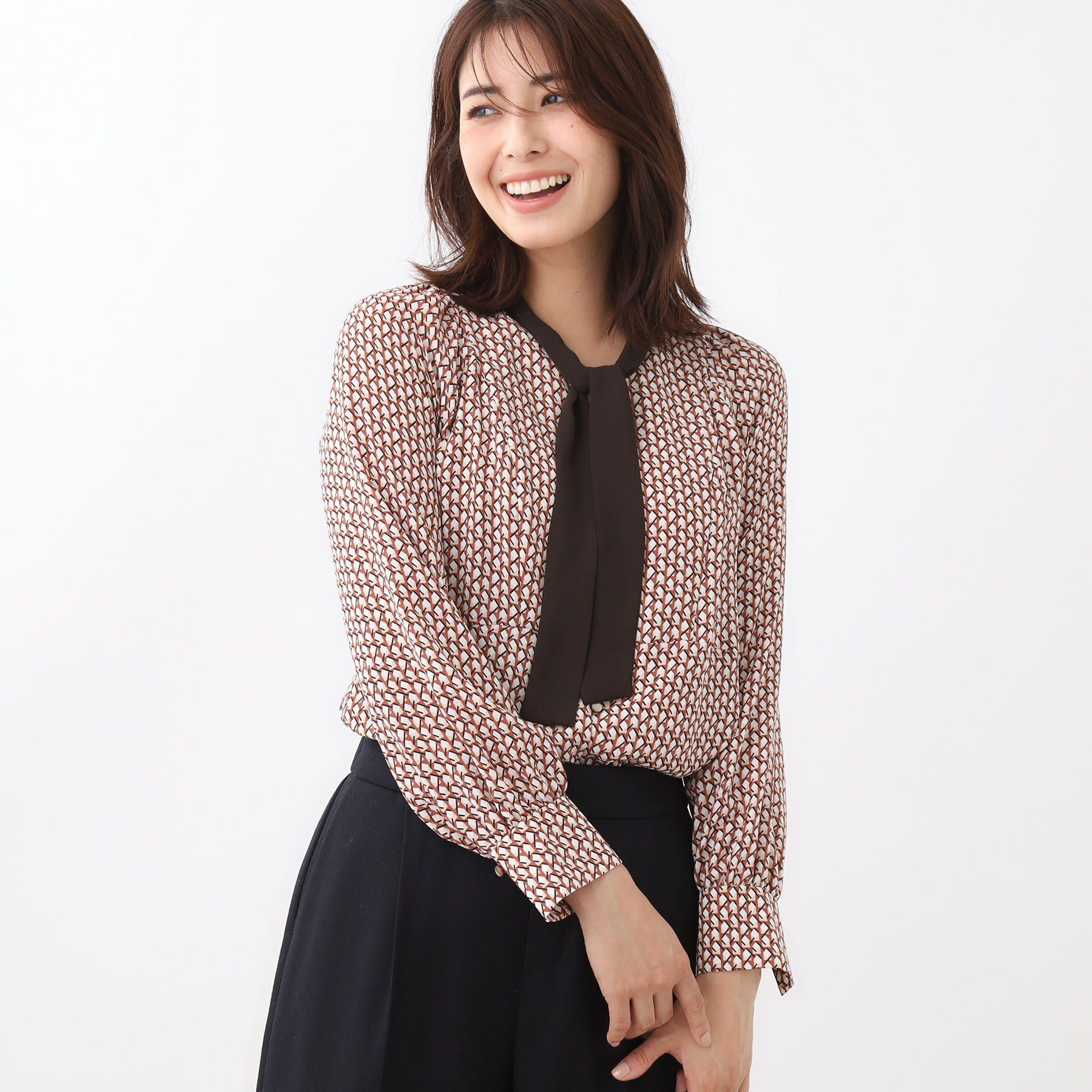 Reflect「【レイヤードに◎】ボウタイプリントブラウス」|シャツ・ブラウス|キャメルブラウン(1