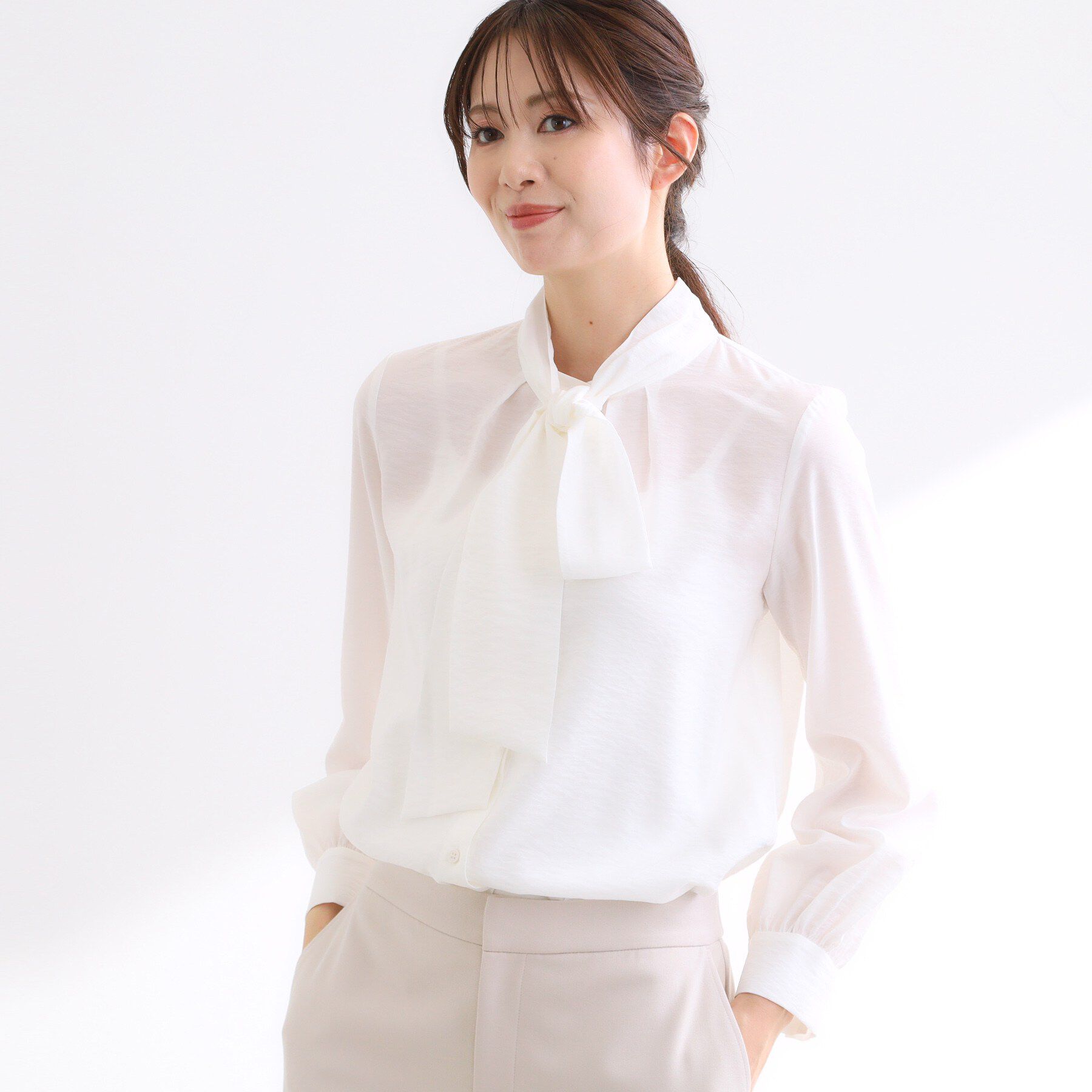 Reflect「【セレモニー・通勤に◎／ボウタイ取り外し可】ボウタイ付きバンドカラーブラウス」|シャツ・ブラウス|