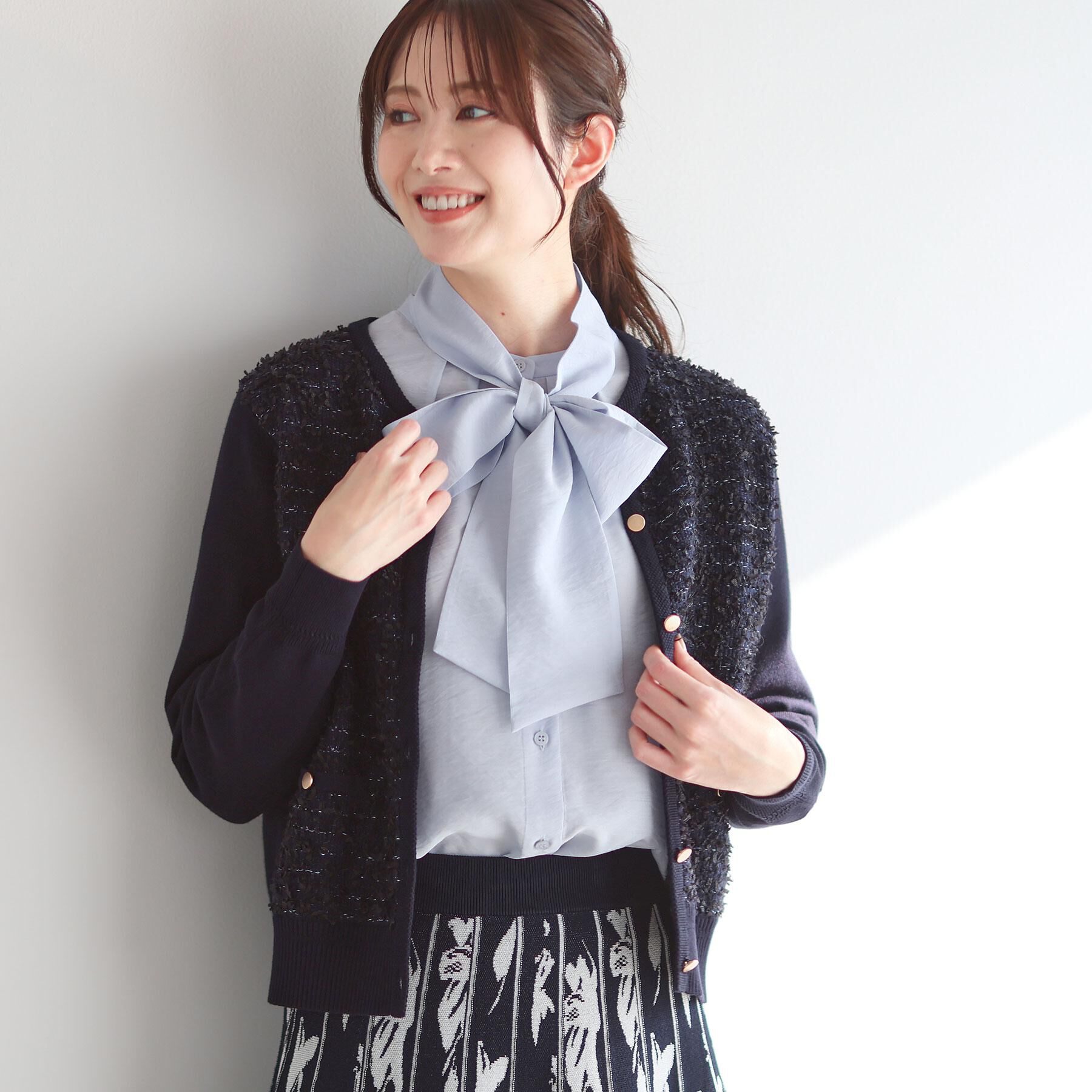 Reflect「【セレモニー・通勤に◎／ボウタイ取り外し可】ボウタイ付きバンドカラーブラウス」|シャツ・ブラウス|