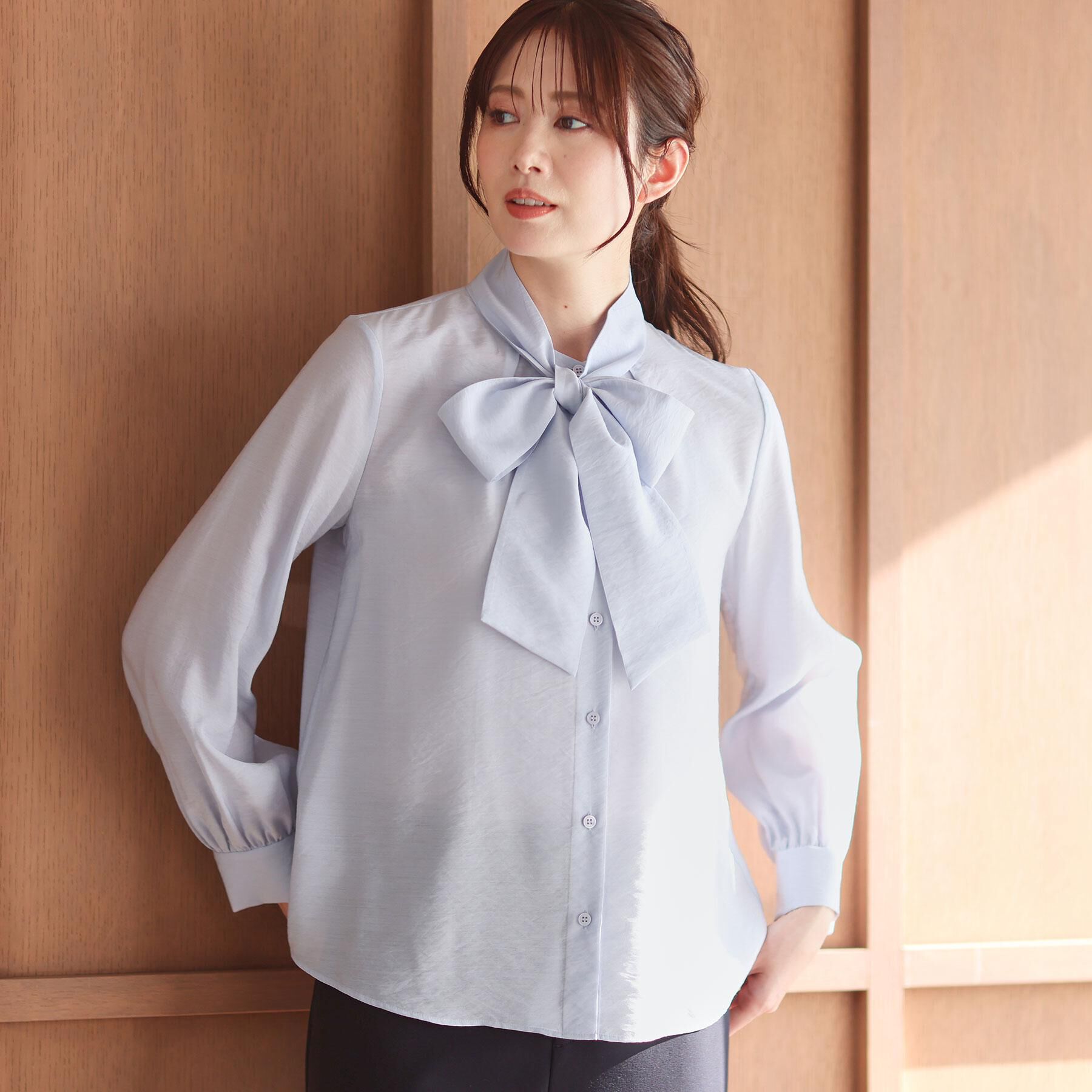 Reflect「【セレモニー・通勤に◎／ボウタイ取り外し可】ボウタイ付きバンドカラーブラウス」|シャツ・ブラウス|サックスブルー(09