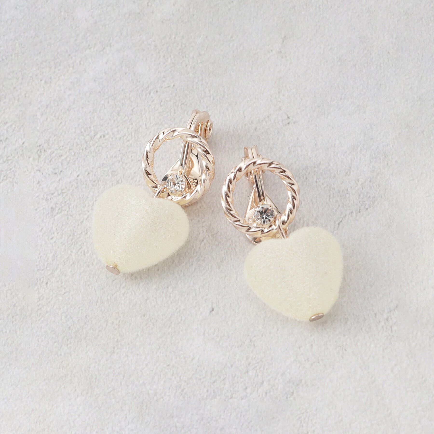 grove「痛くなりにくいフロッキーハートイヤリング」|イヤリング|アイボリー(004)