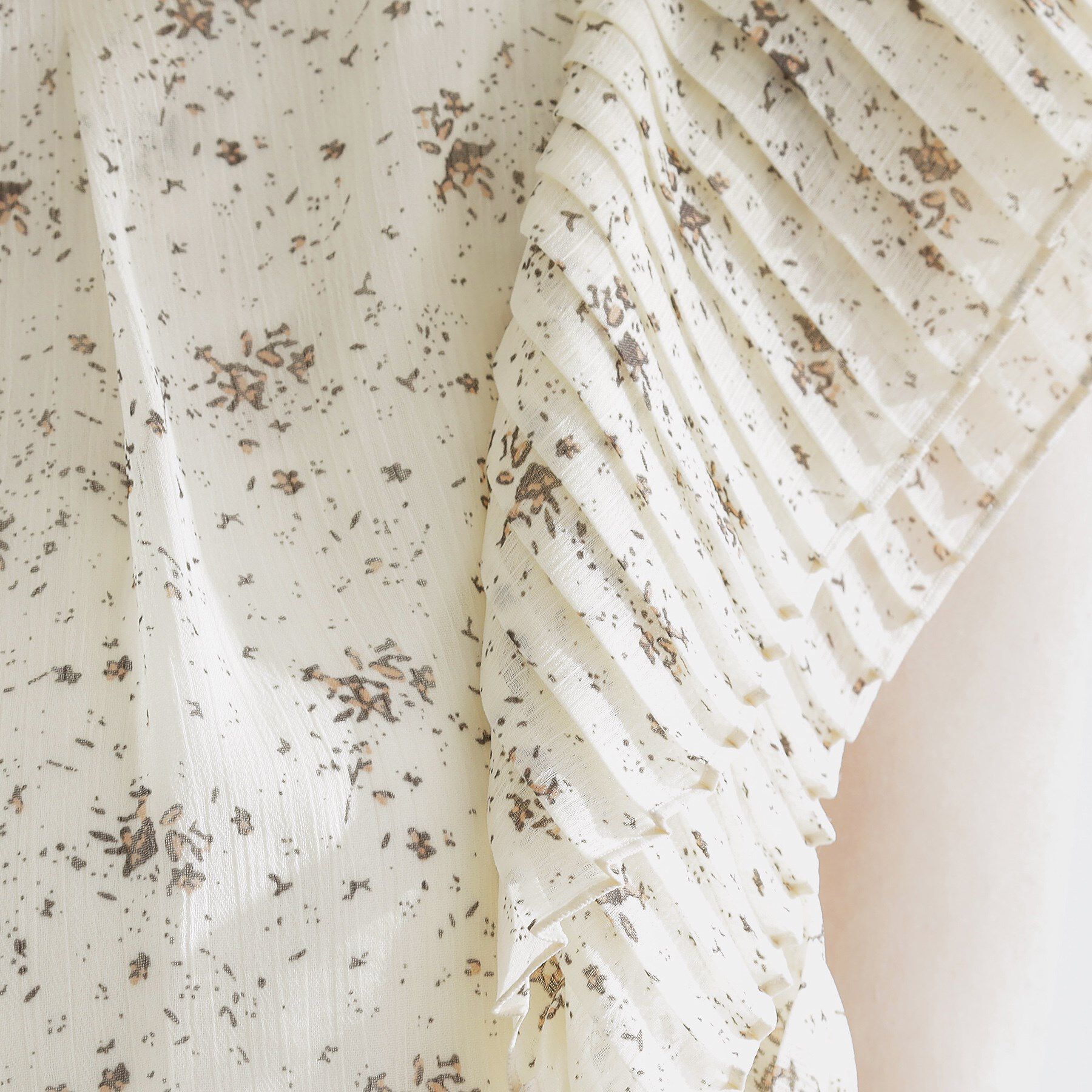 grove「プリーツが彩る 華やか花柄ブラウス」|シャツ・ブラウス|