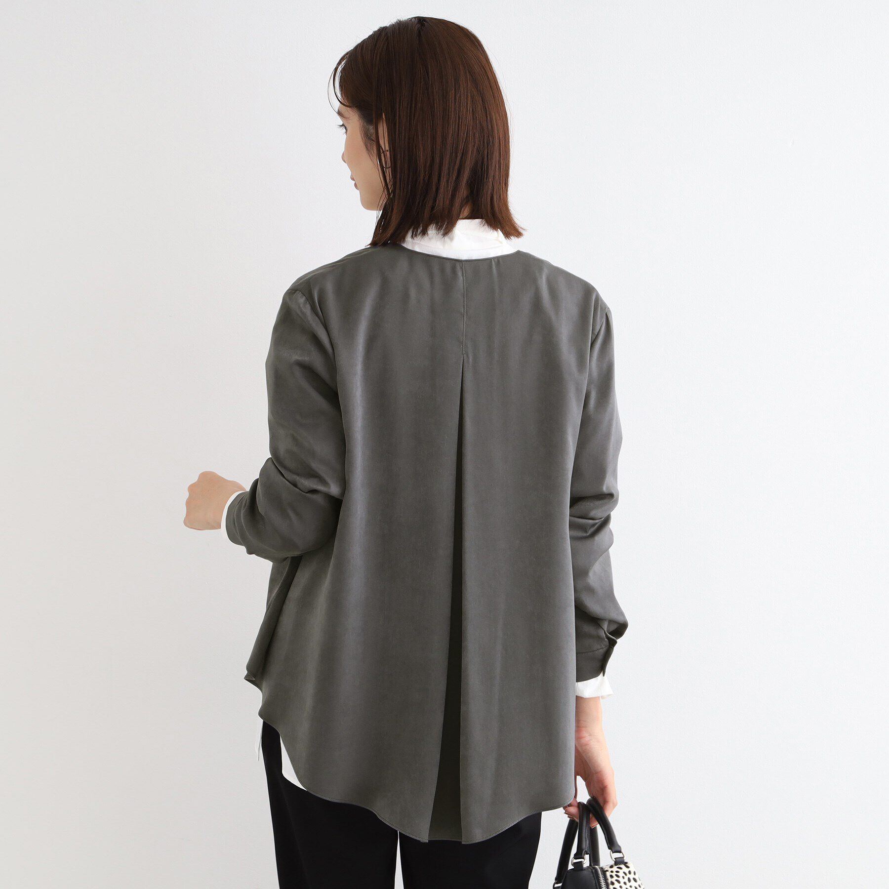 INDIVI「【洗える／UVケア】スエード調サテンジップブラウス」|シャツ・ブラウス|