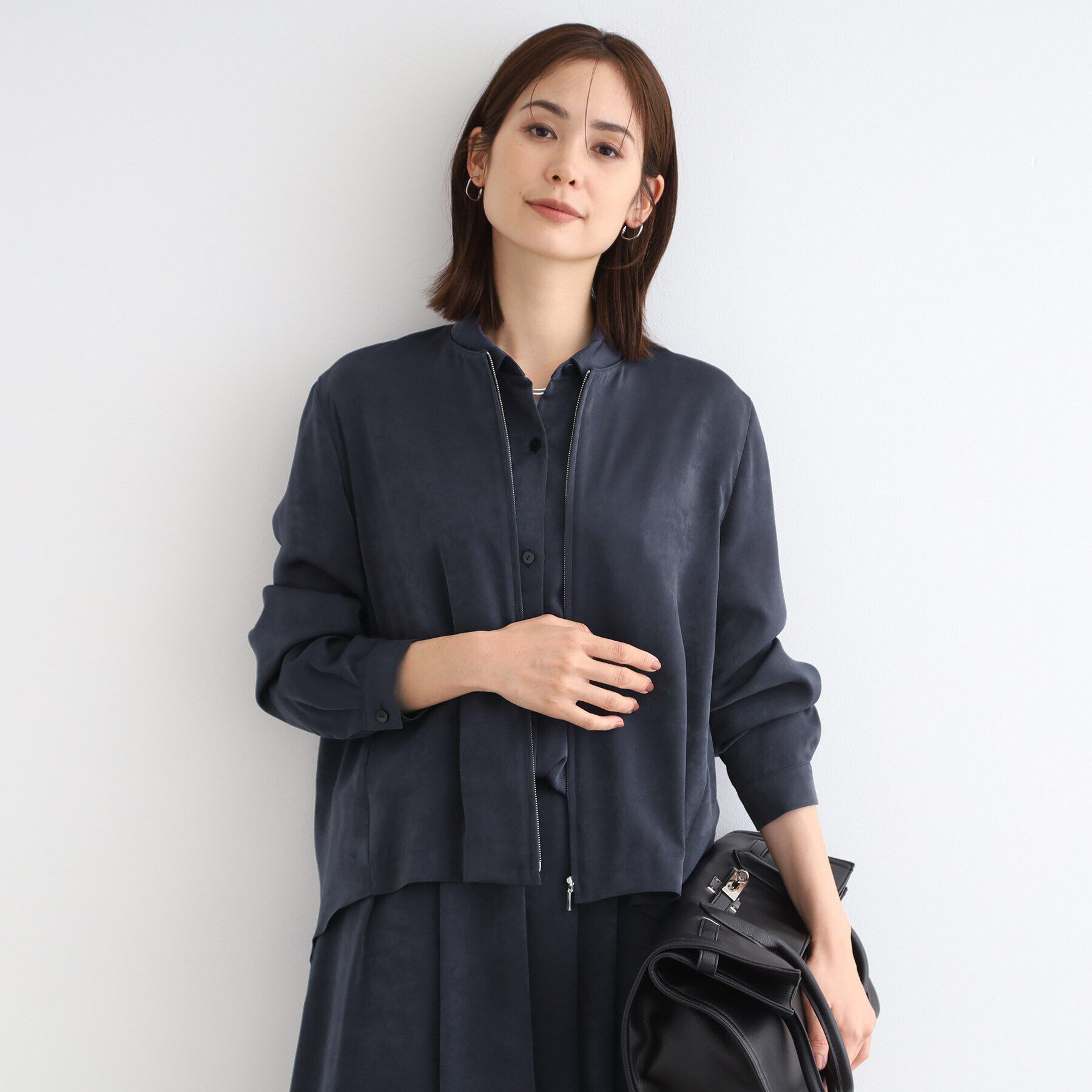 INDIVI「【洗える／UVケア】スエード調サテンジップブラウス」|シャツ・ブラウス|ネイビー(094)