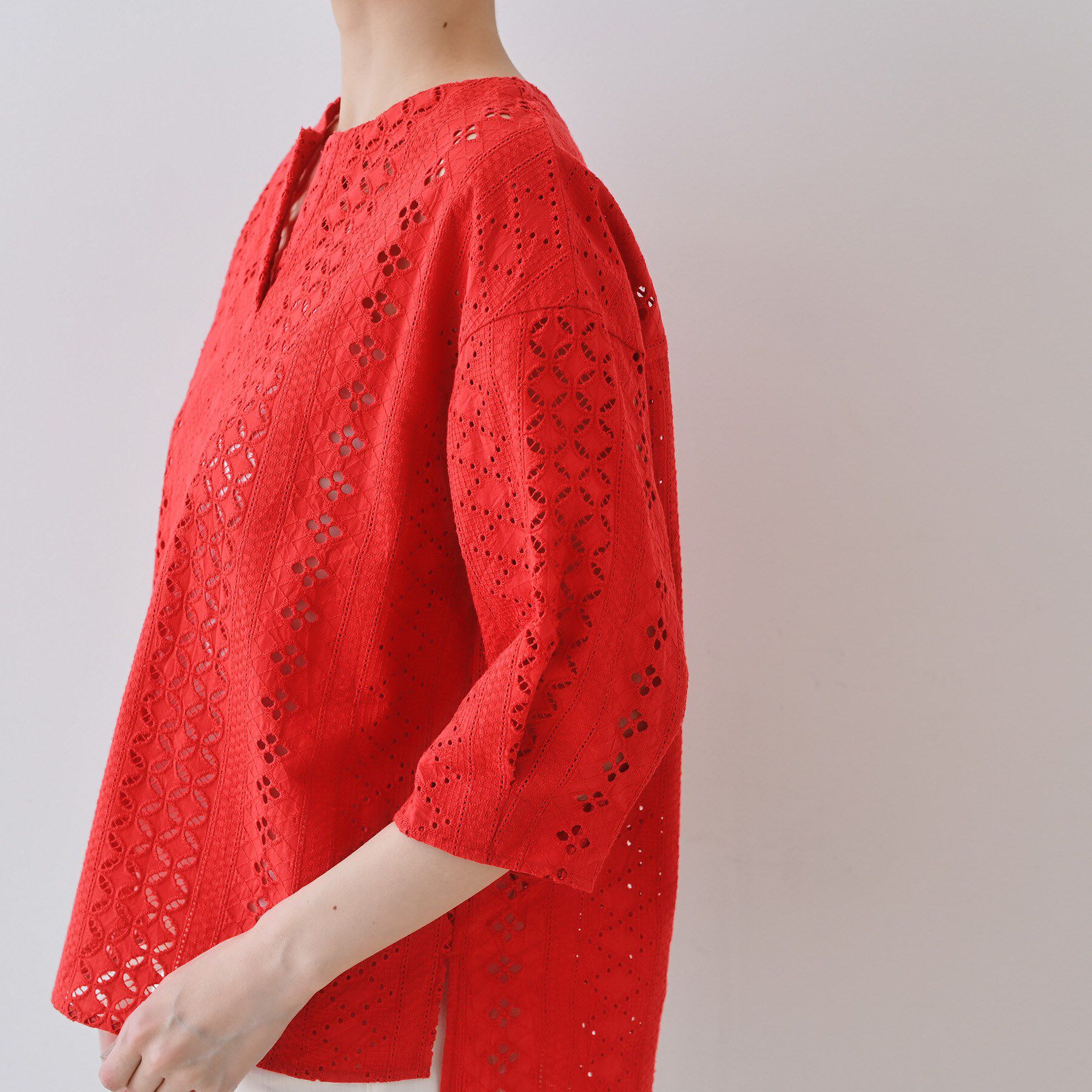 INDIVI「【刺繍／レース】スラッシュネックブラウス」|シャツ・ブラウス|