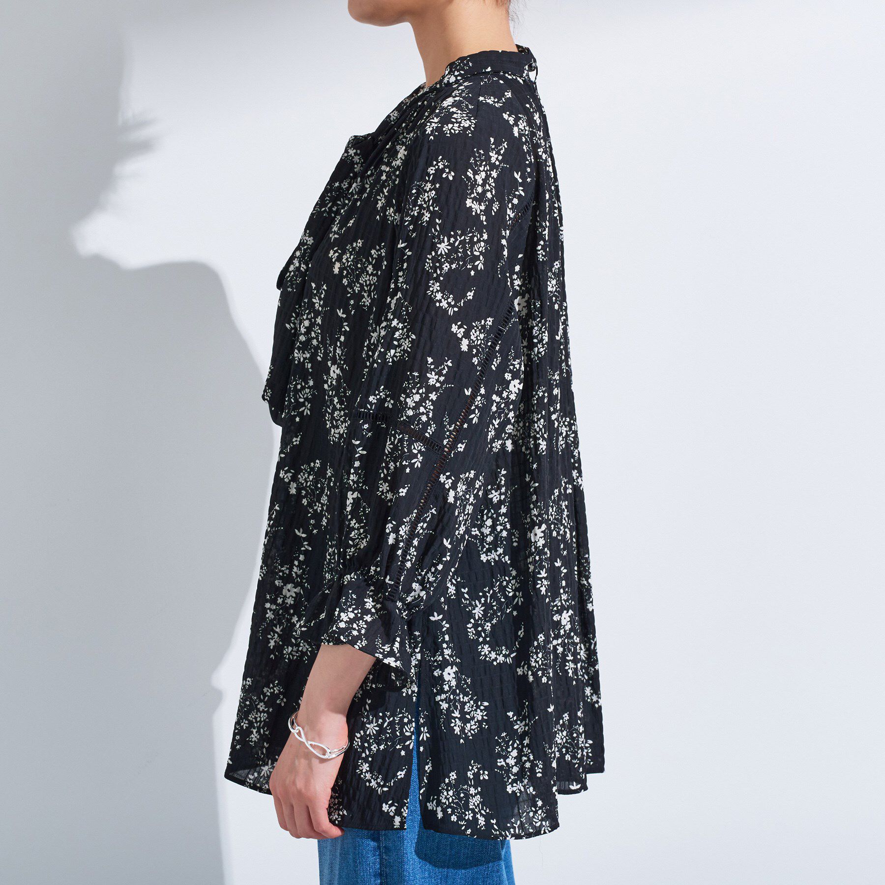 INDIVI「【モノトーン小花柄／シャーリング素材】ボリューム袖エアリーブラウス」|シャツ・ブラウス|