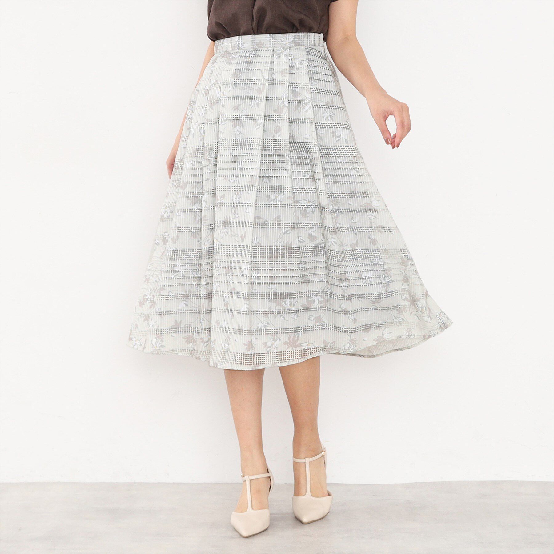 index「フラワータックフレアスカート【洗濯機洗い可/防シワ】」|スカート|グレージュ(050)