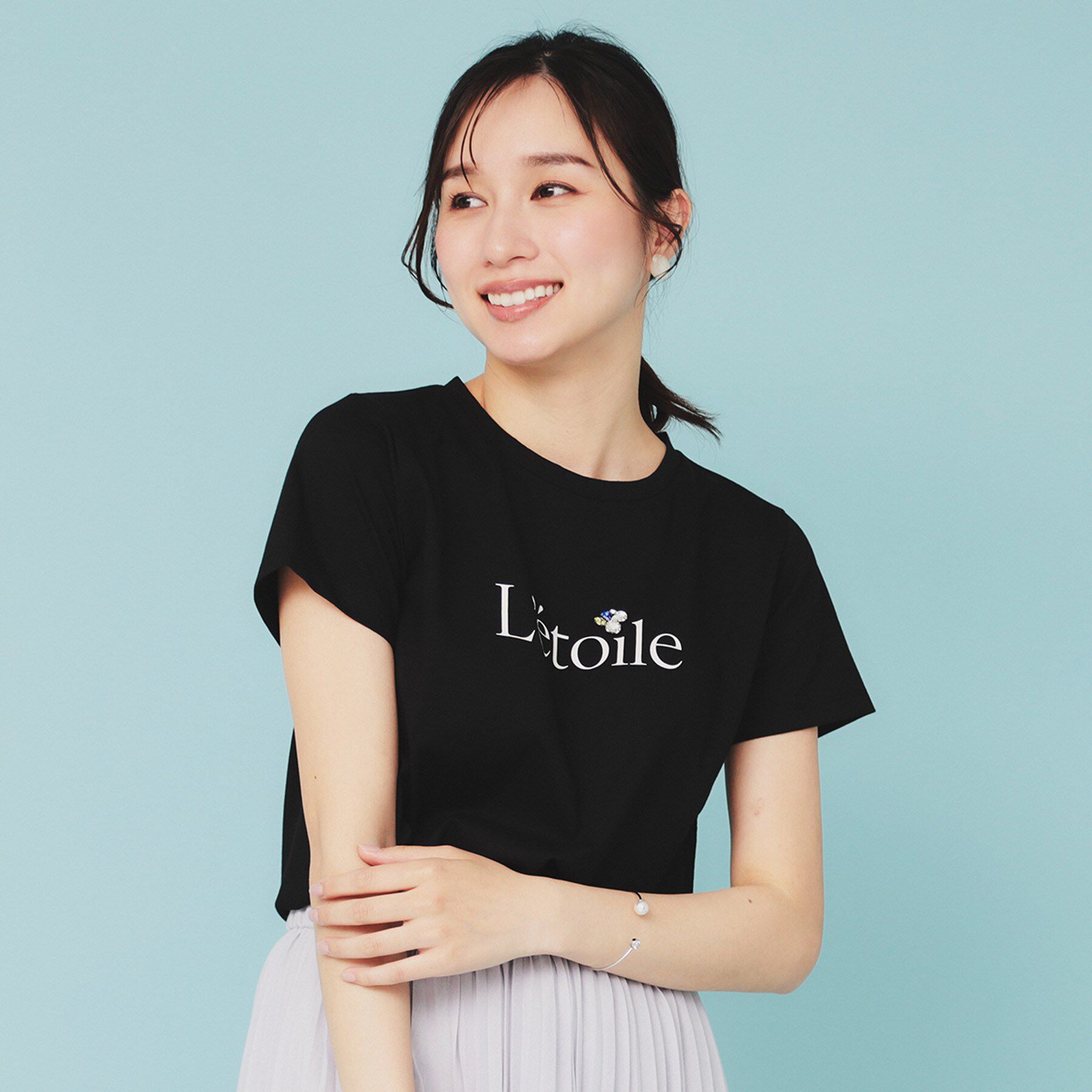 index「《美人百花掲載》ビジュー付きロゴTシャツ【接触冷感/UVケア/吸水速乾/汗ジミ防止/洗濯機洗い可】」|Tシャツ・カットソー|