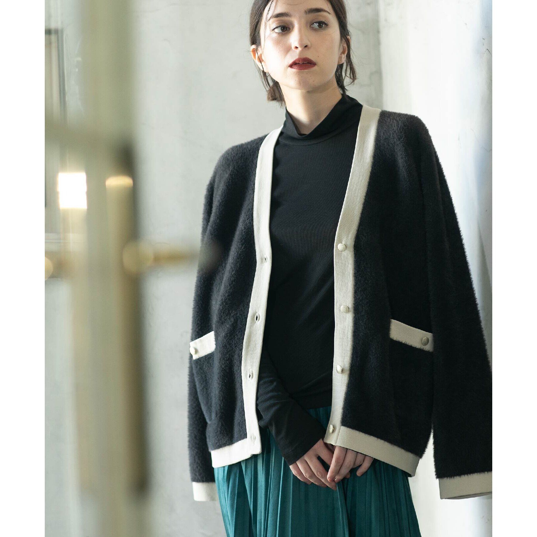 OPAQUE.CLIP「フェザーヤーン配色Vネックカーディガン【洗濯機洗い可】」|カーディガン|チャコールグレー(5