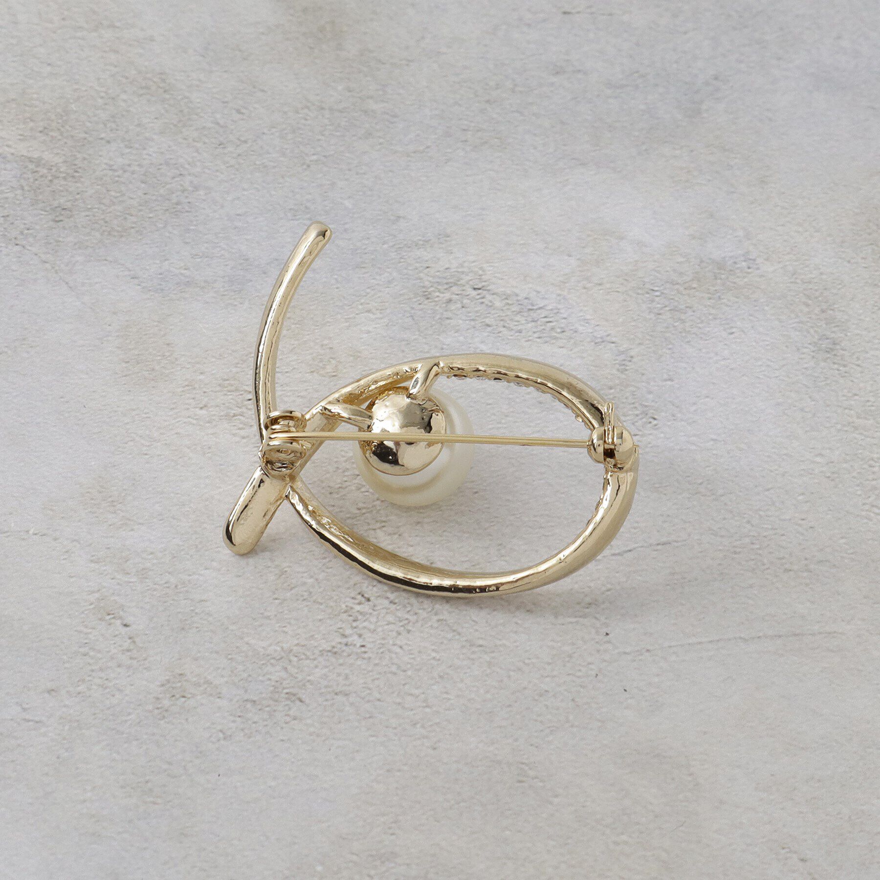 OPAQUE.CLIP「フェイクパール&times;ビジューラインブローチ」|ブローチ・コサージュ|