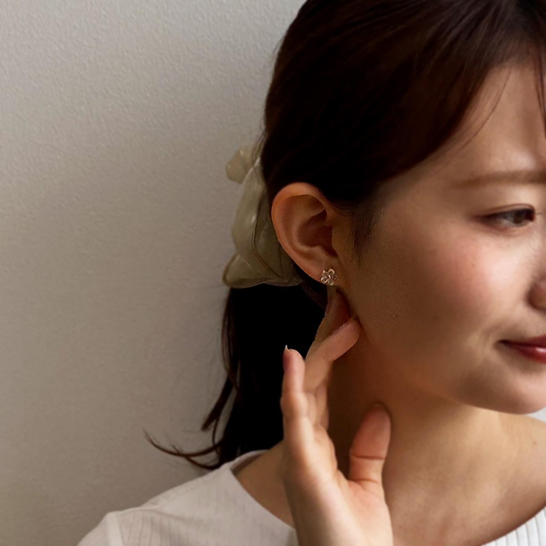 OPAQUE.CLIP「フラワーモチーフメタルミニピアス」|ピアス|