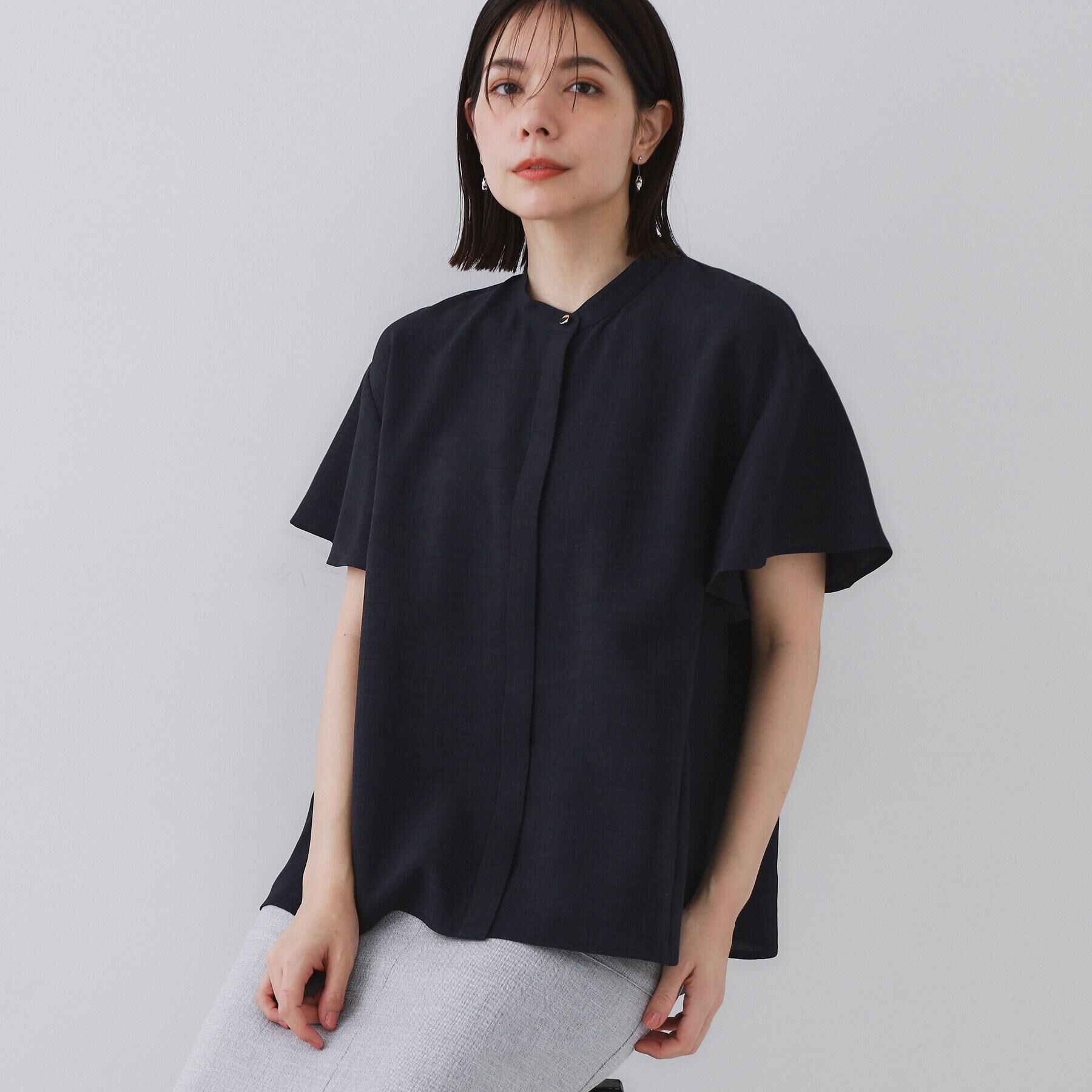 OPAQUE.CLIP「バックフリルバンドカラーブラウス【洗濯機洗い可/吸水速乾/接触冷感】」|シャツ・ブラウス|