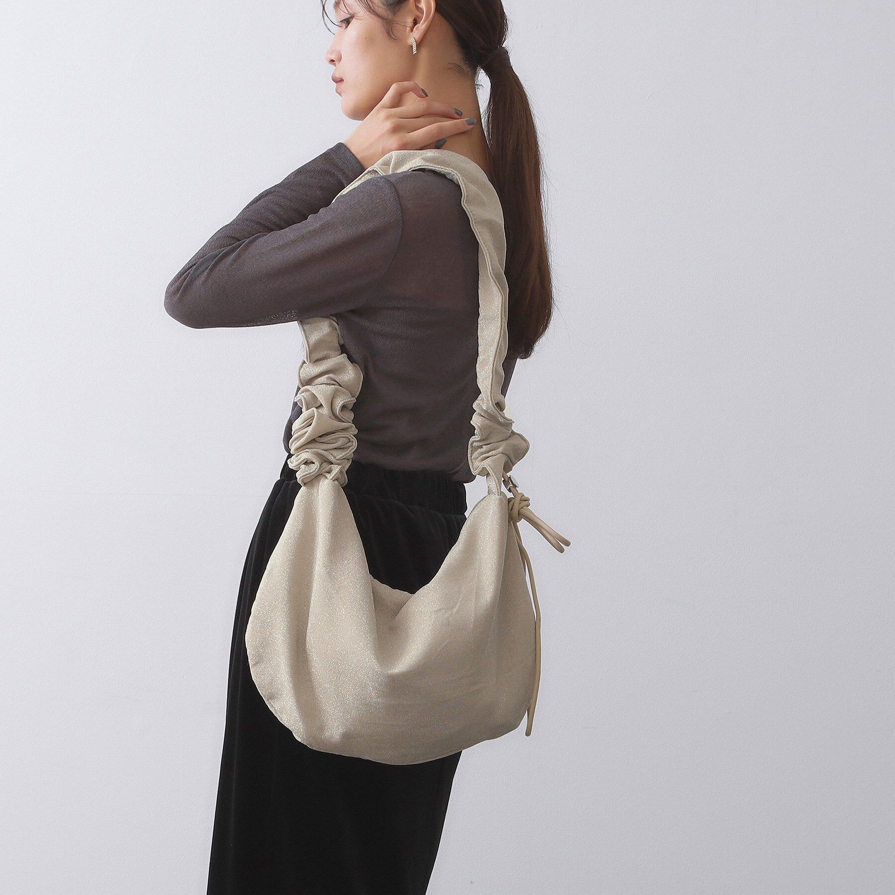 OPAQUE.CLIP「【2WAY】ドロストフリルハンドルラメミドルショルダーバッグ」|ショルダー・メッセンジャー|ゴールド(007)