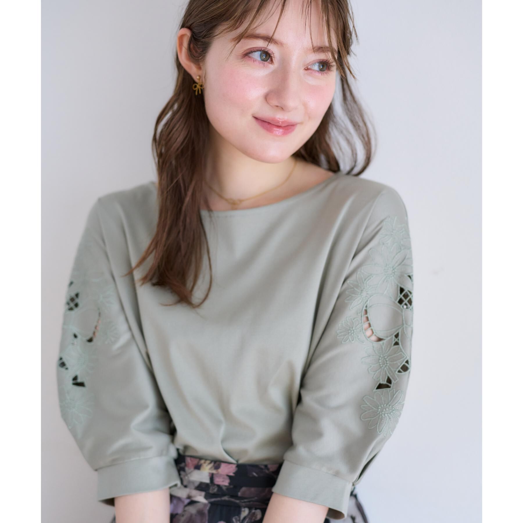 Couture broach「【接触冷感・洗える・UV機能付き・二の腕カバー】デイジー＆リボン エンブロドルマントップス」|Tシャツ・カットソー|