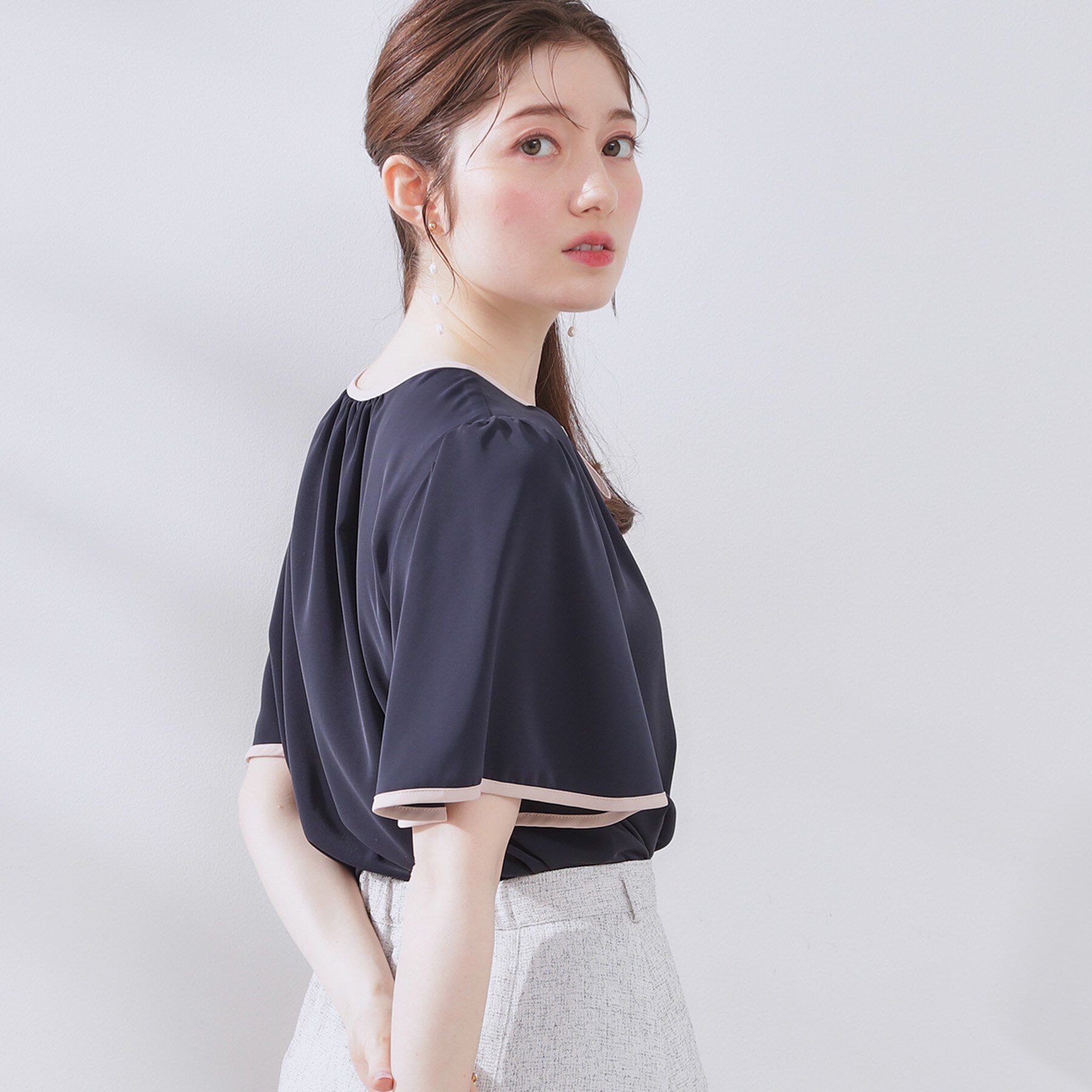 Couture broach「【きれいめ・二の腕カバー・通勤】配色フレア2WAYブラウス」|シャツ・ブラウス|