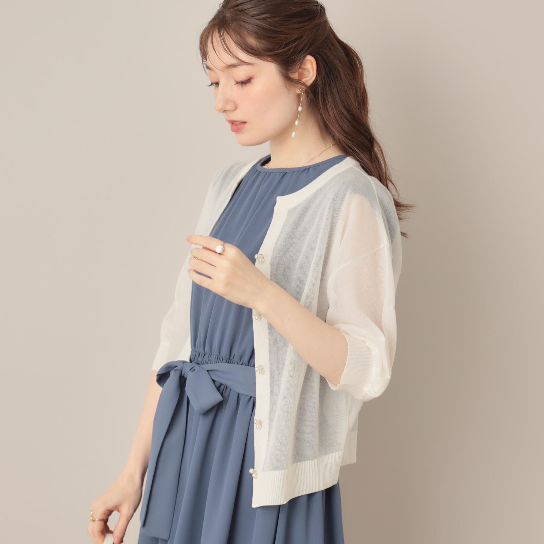 Couture broach「【前後2WAY・二の腕カバー】ダブルパール調釦5分袖シアーカーディガントップス」|カーディガン|