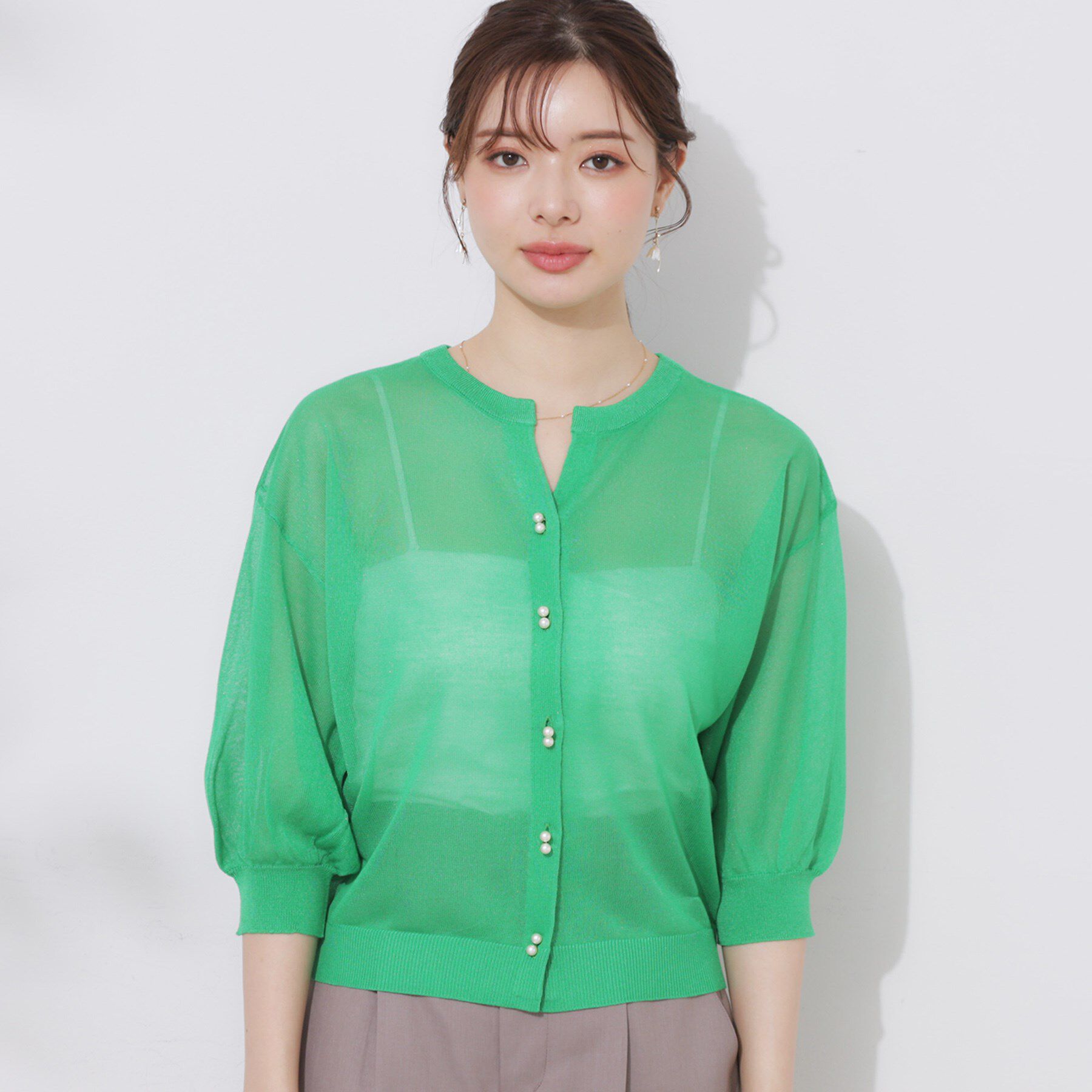 Couture broach「【前後2WAY・二の腕カバー】ダブルパール調釦5分袖シアーカーディガントップス」|カーディガン|