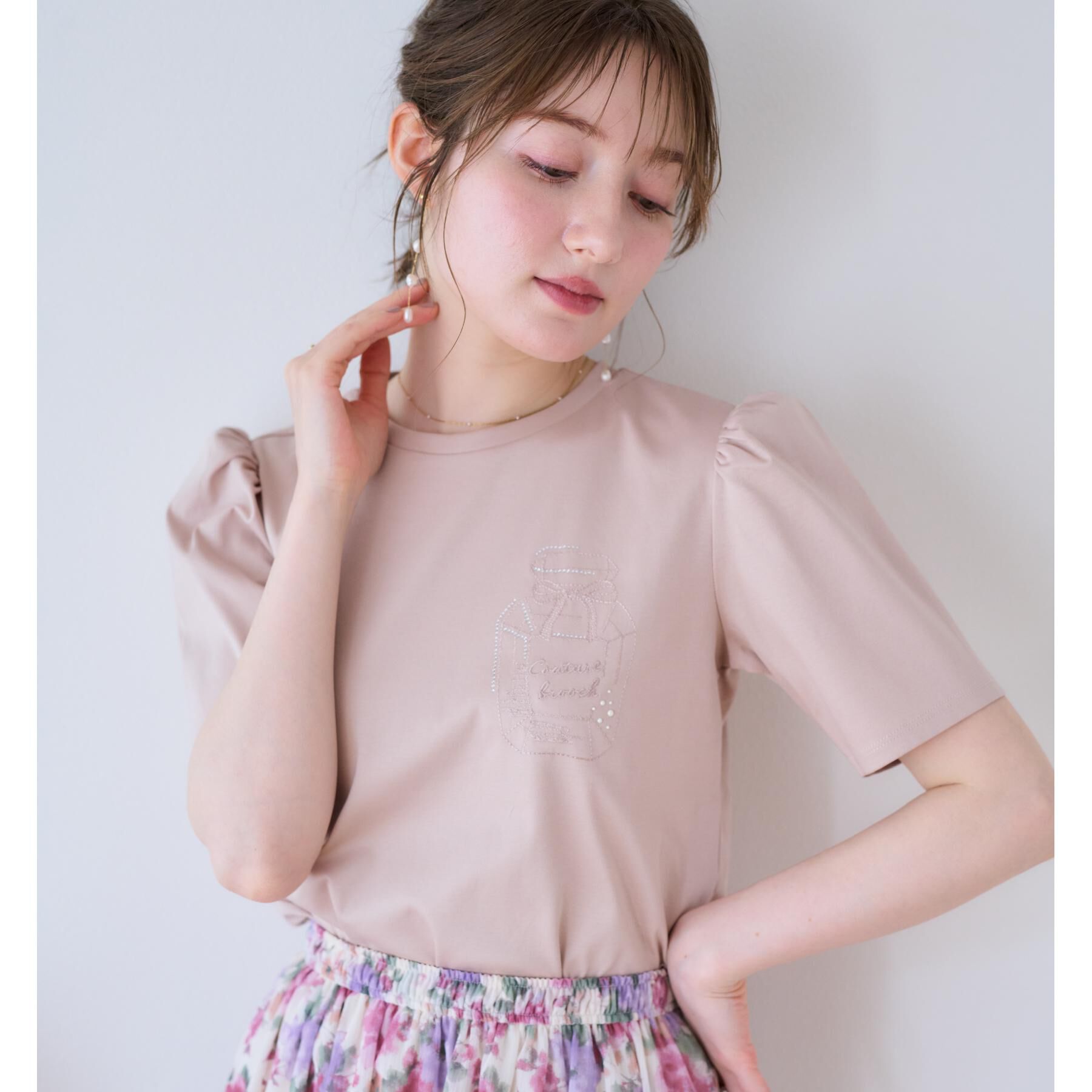Couture broach「【接触冷感・UV機能あり・マシンウォッシャブル】60シルケット パフュームエンブロTシャツ」|Tシャツ・カットソー|