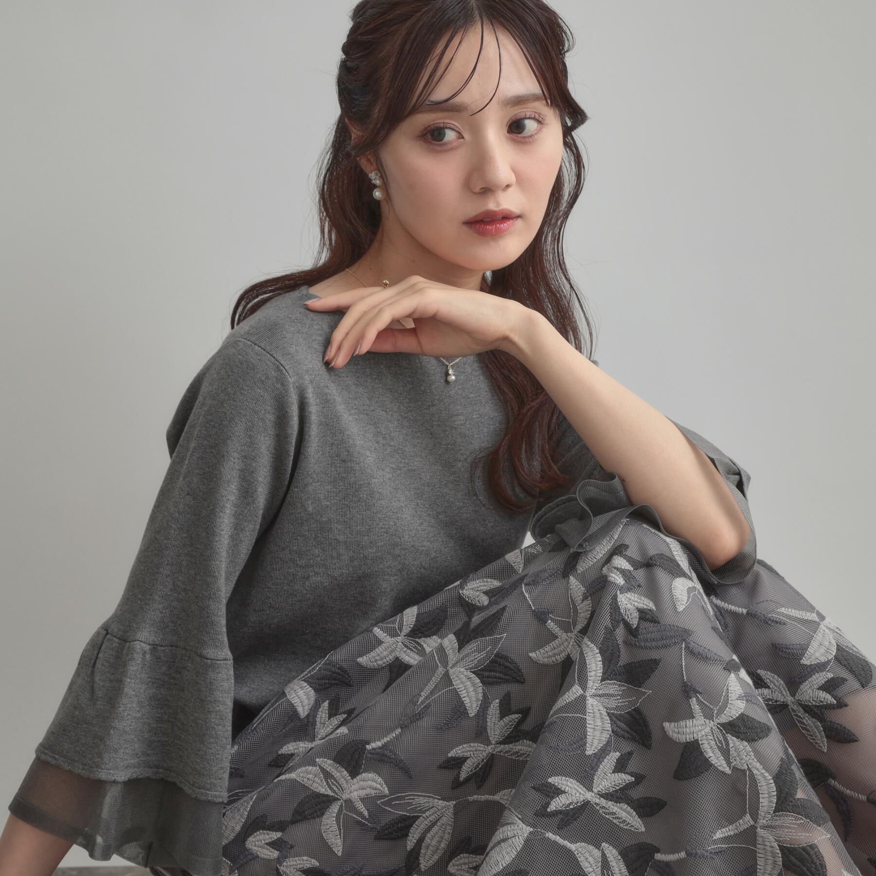 Couture broach「【フェミニン・着映え・通勤】シアーフレアー袖ニットトップス」|ニット・セーター|