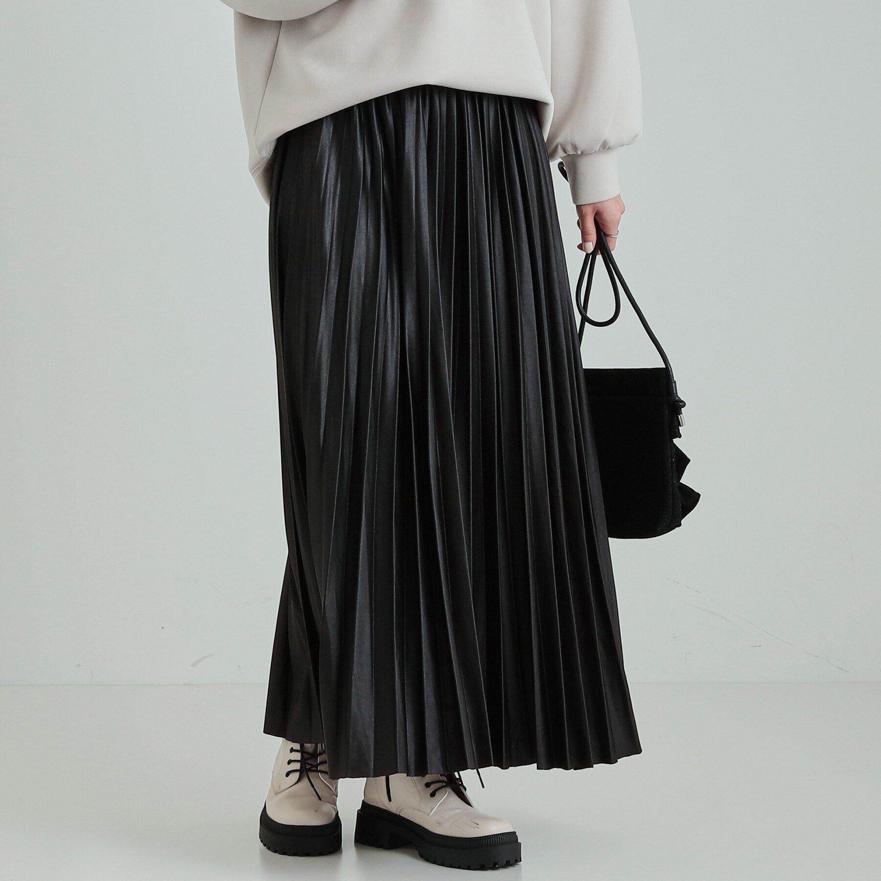 SHOO･LA･RUE「微光沢で華やか レザー調プリーツスカート」|スカート|ブラック(019)