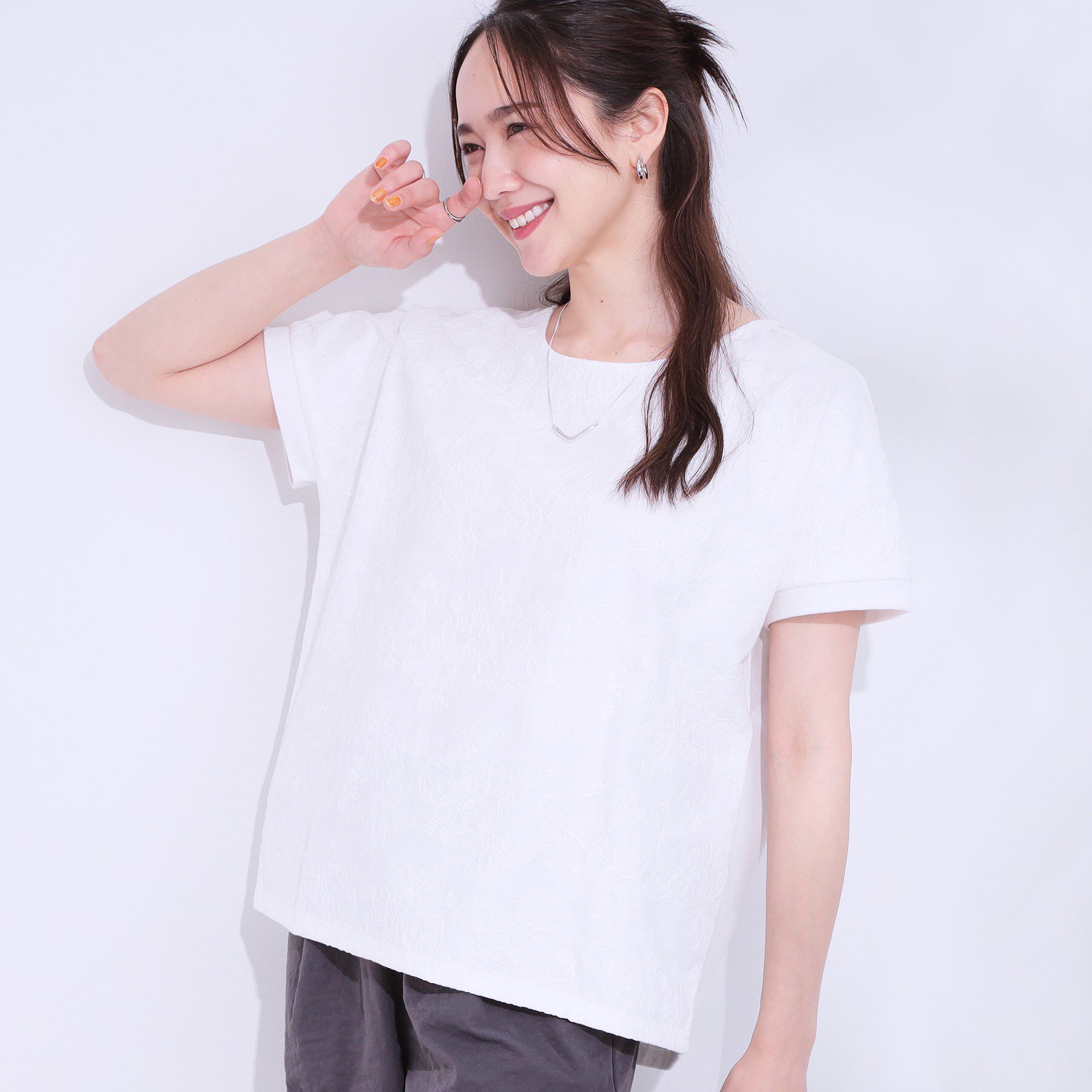 SHOO･LA･RUE「【S-LL】一枚でサマ見え フローラル刺繍トップス」|Tシャツ・カットソー|アイボリー(004)