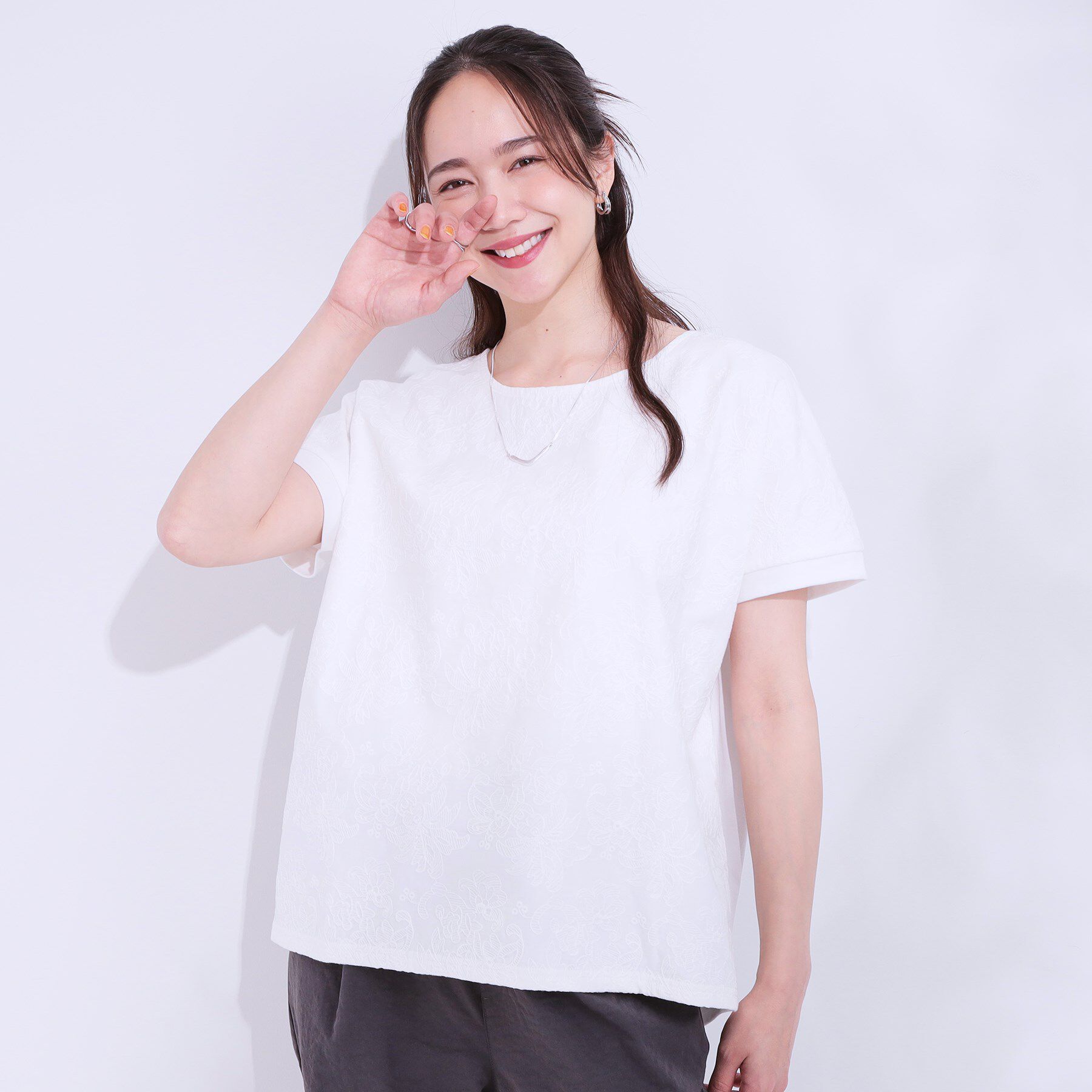 SHOO･LA･RUE「【S-LL】一枚でサマ見え フローラル刺繍トップス」|Tシャツ・カットソー|