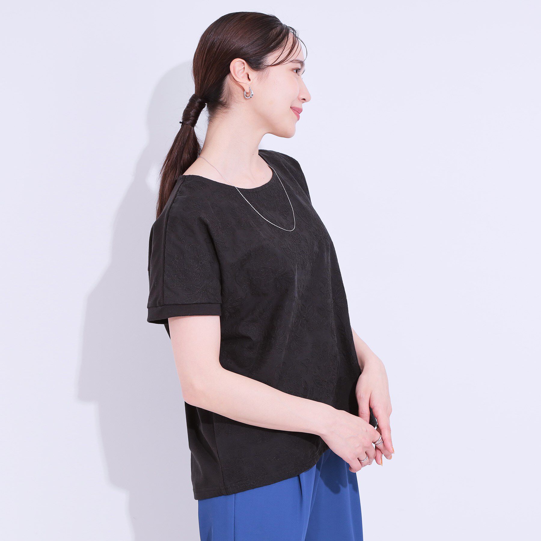 SHOO･LA･RUE「【S-LL】一枚でサマ見え フローラル刺繍トップス」|Tシャツ・カットソー|