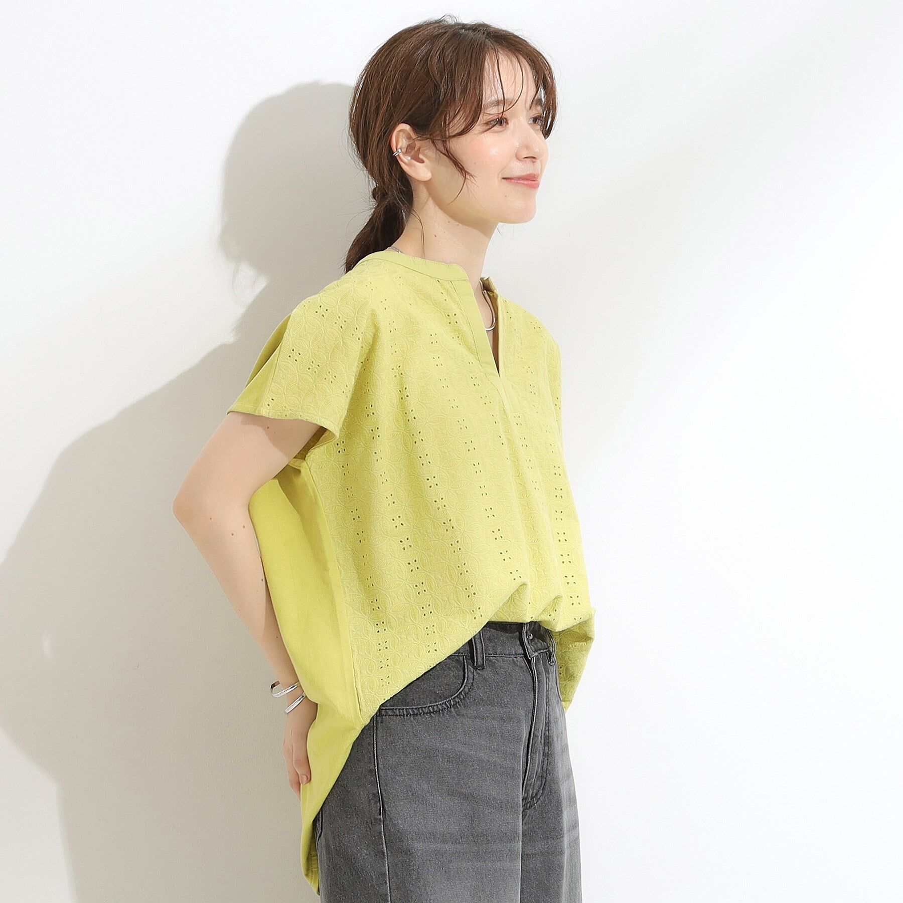 SHOO･LA･RUE「【S-LL】抜け感とすっきり見えを叶える 刺繍レース スキッパー襟トップス」|Tシャツ・カットソー|