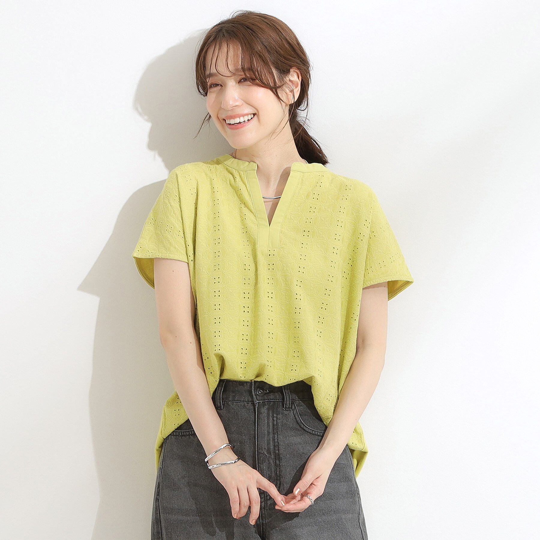 SHOO･LA･RUE「【S-LL】抜け感とすっきり見えを叶える 刺繍レース スキッパー襟トップス」|Tシャツ・カットソー|