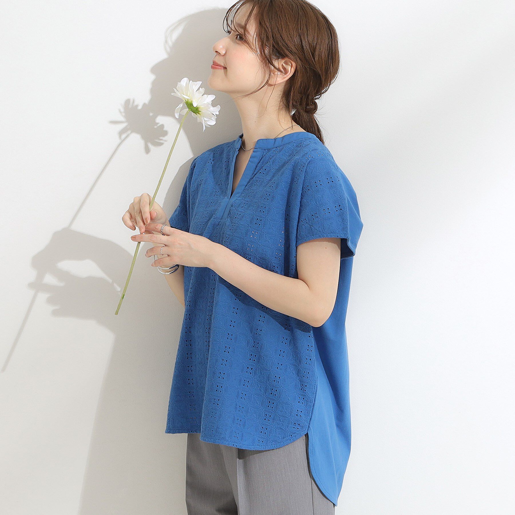 SHOO･LA･RUE「【S-LL】抜け感とすっきり見えを叶える 刺繍レース スキッパー襟トップス」|Tシャツ・カットソー|ブルー(092)