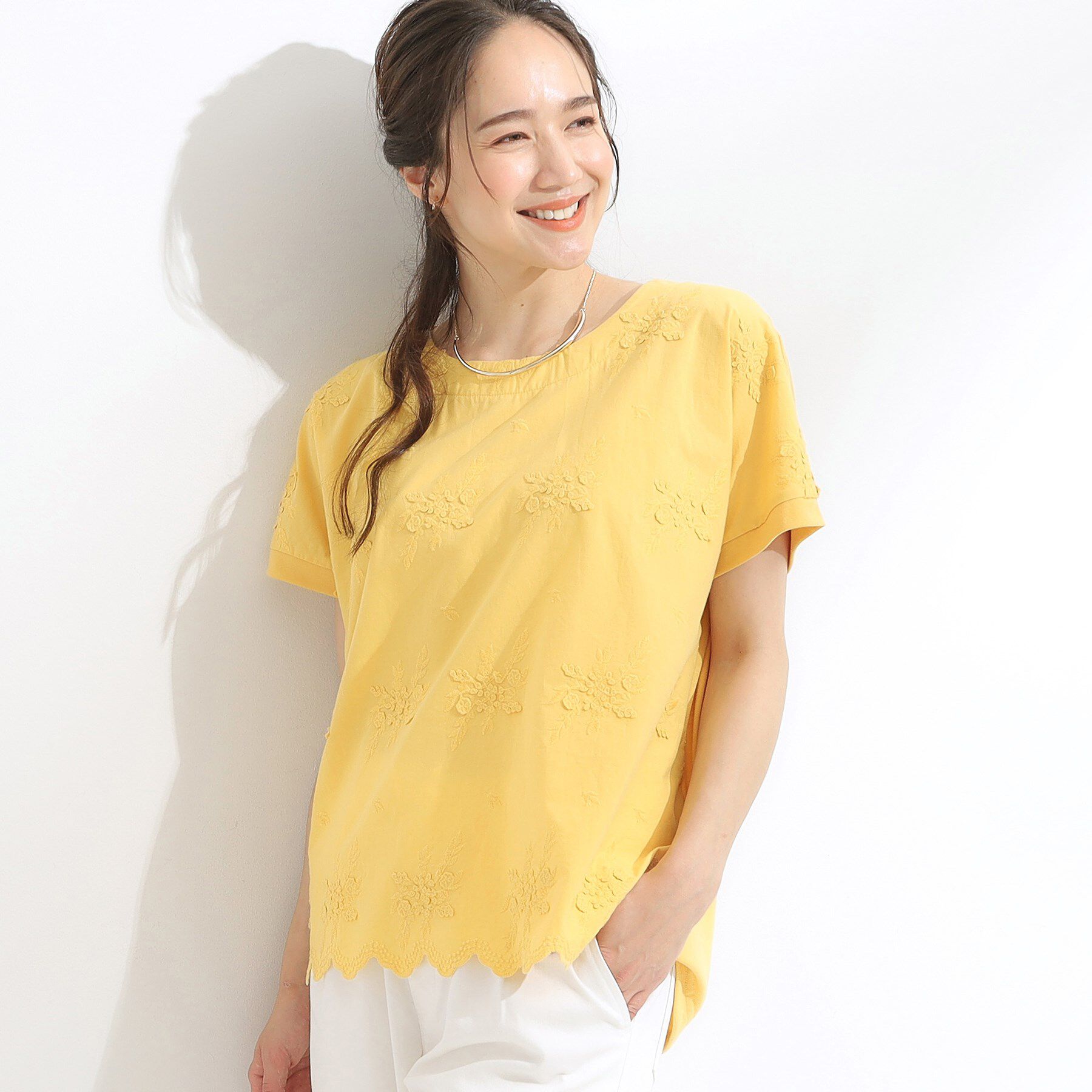 SHOO･LA･RUE「【洗える/S-LL】インせず着られる さらっと大人上品 刺繍トップス」|Tシャツ・カットソー|イエロー(032)