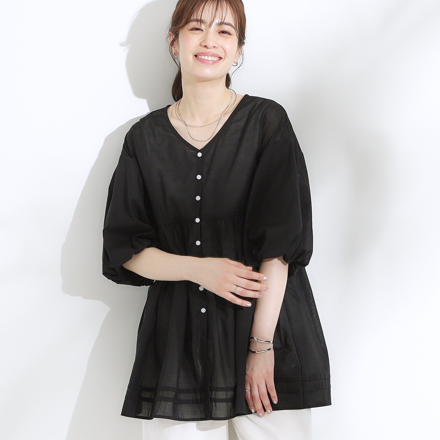 SHOO･LA･RUE「【S-LL】一枚で着映え バルーンスリーブブラウス」|シャツ・ブラウス|ブラック(019)