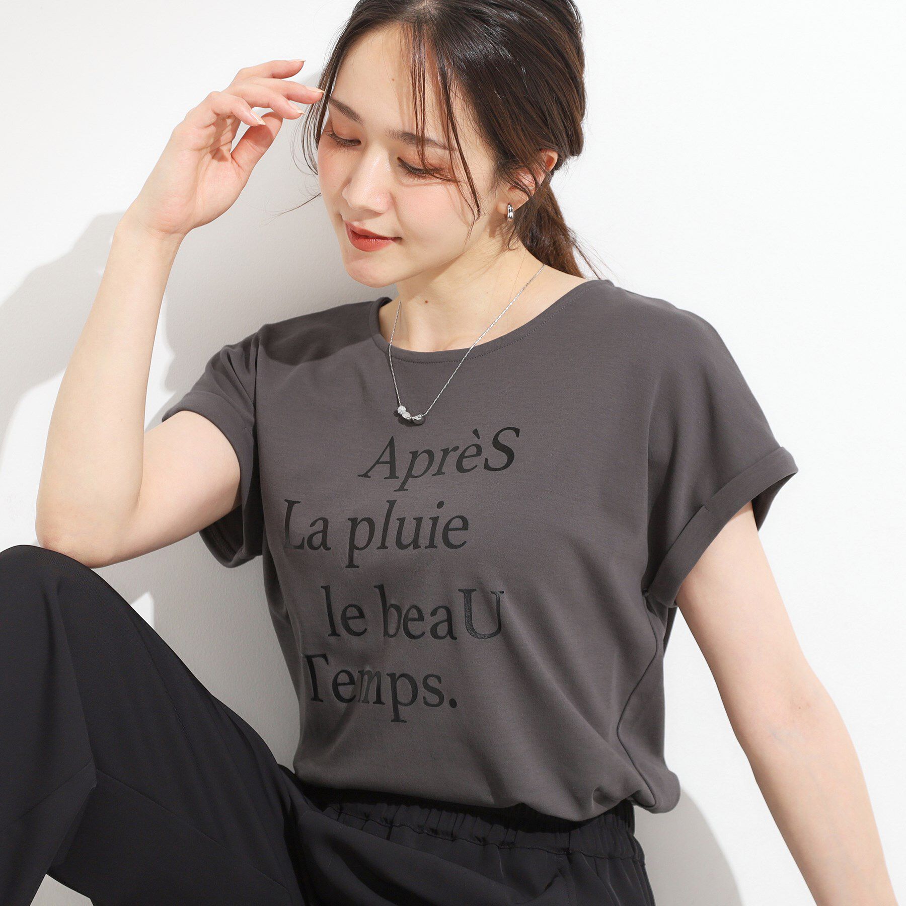 SHOO･LA･RUE「【汗ジミ防止/ひんやり/UV】ロゴプリントTシャツ」|Tシャツ・カットソー|チャコールグレー(0