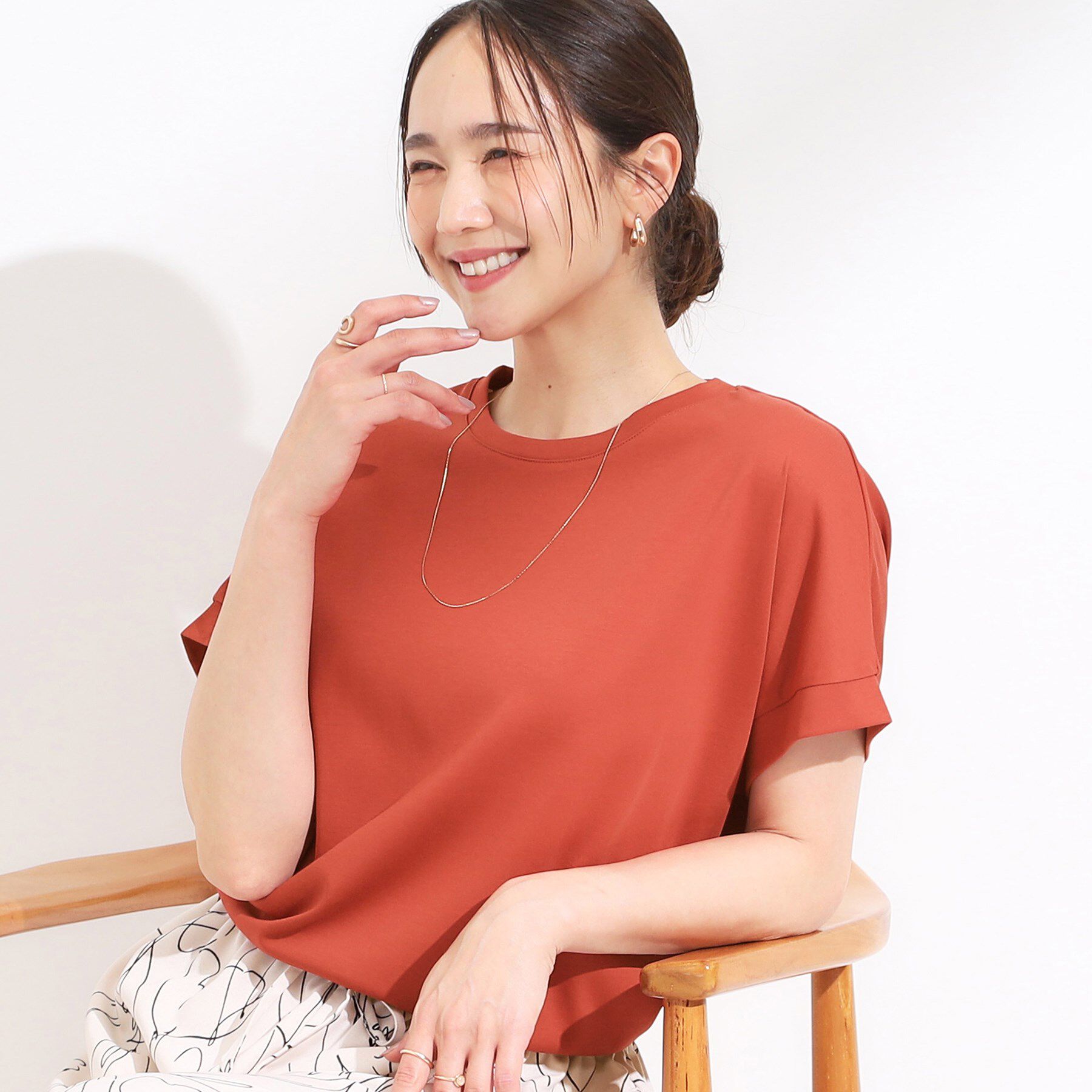 SHOO･LA･RUE「【S-LL/汗ジミ軽減/ひんやり/UV】体型カバーに タック入りドルマントップス」|Tシャツ・カットソー|レッド(062)