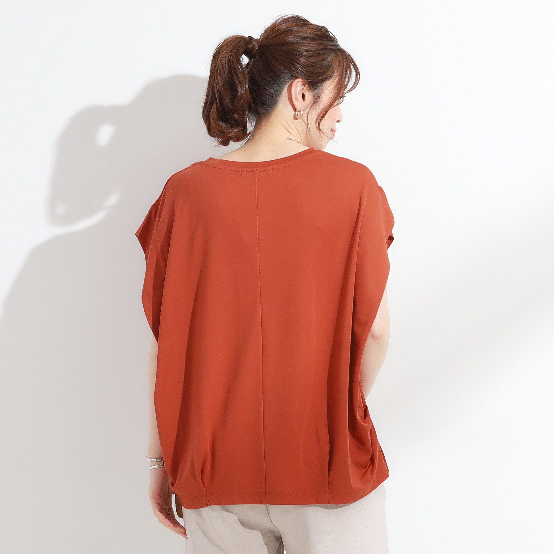 SHOO･LA･RUE「【S-LL/ひんやり/UV】二の腕をきれいにカバー ショルダータックトップス」|Tシャツ・カットソー|