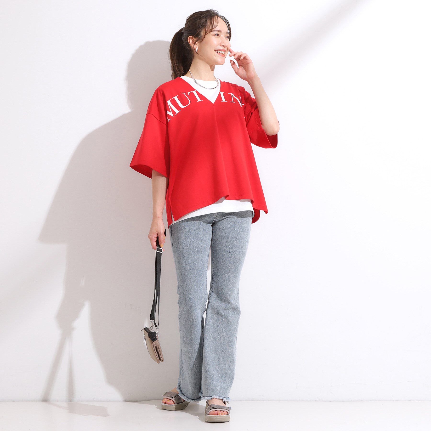 SHOO･LA･RUE「【洗える】Vネックですっきり見え ロゴトップス」|Tシャツ・カットソー|