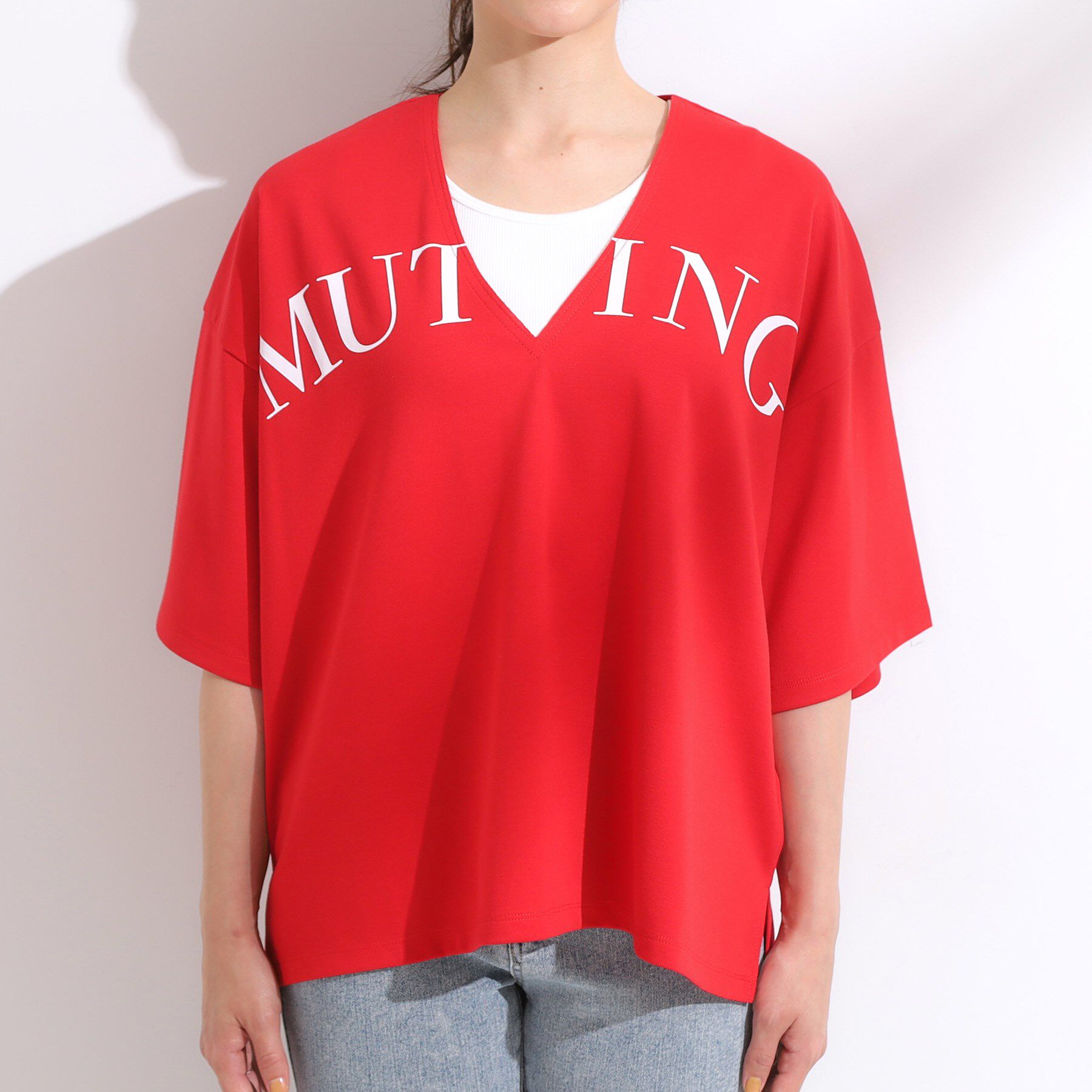 SHOO･LA･RUE「【洗える】Vネックですっきり見え ロゴトップス」|Tシャツ・カットソー|