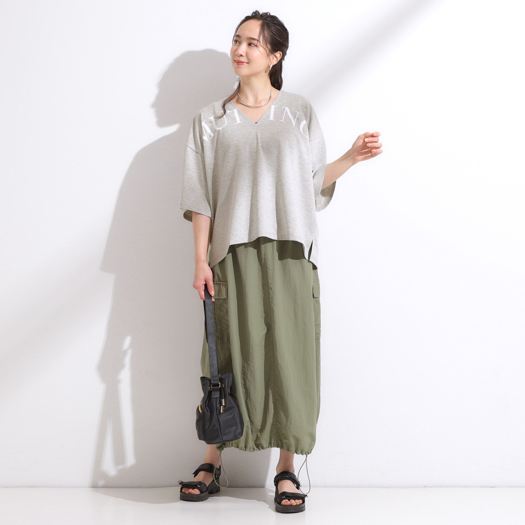 SHOO･LA･RUE「【洗える】Vネックですっきり見え ロゴトップス」|Tシャツ・カットソー|