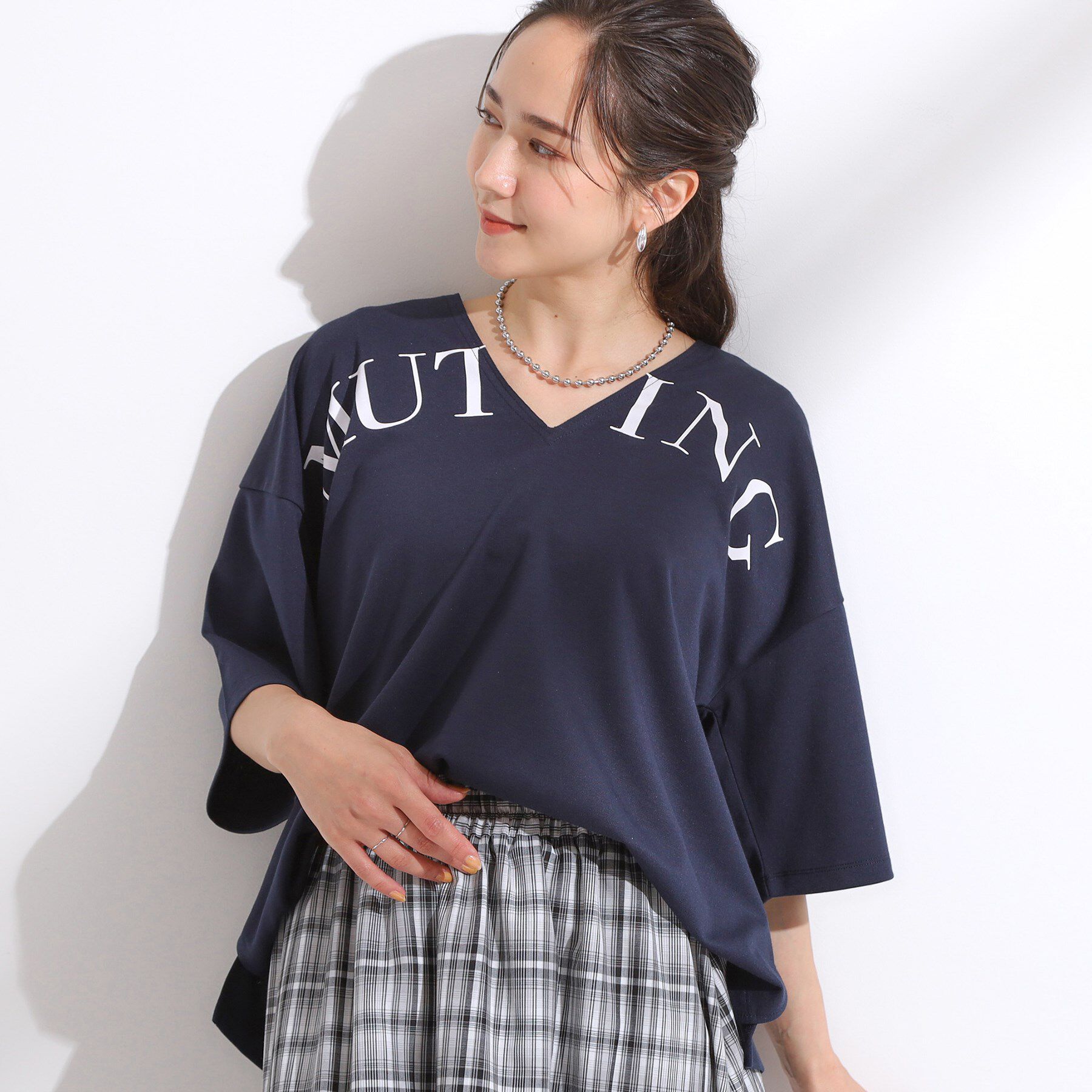 SHOO･LA･RUE「【洗える】Vネックですっきり見え ロゴトップス」|Tシャツ・カットソー|ネイビー(094)