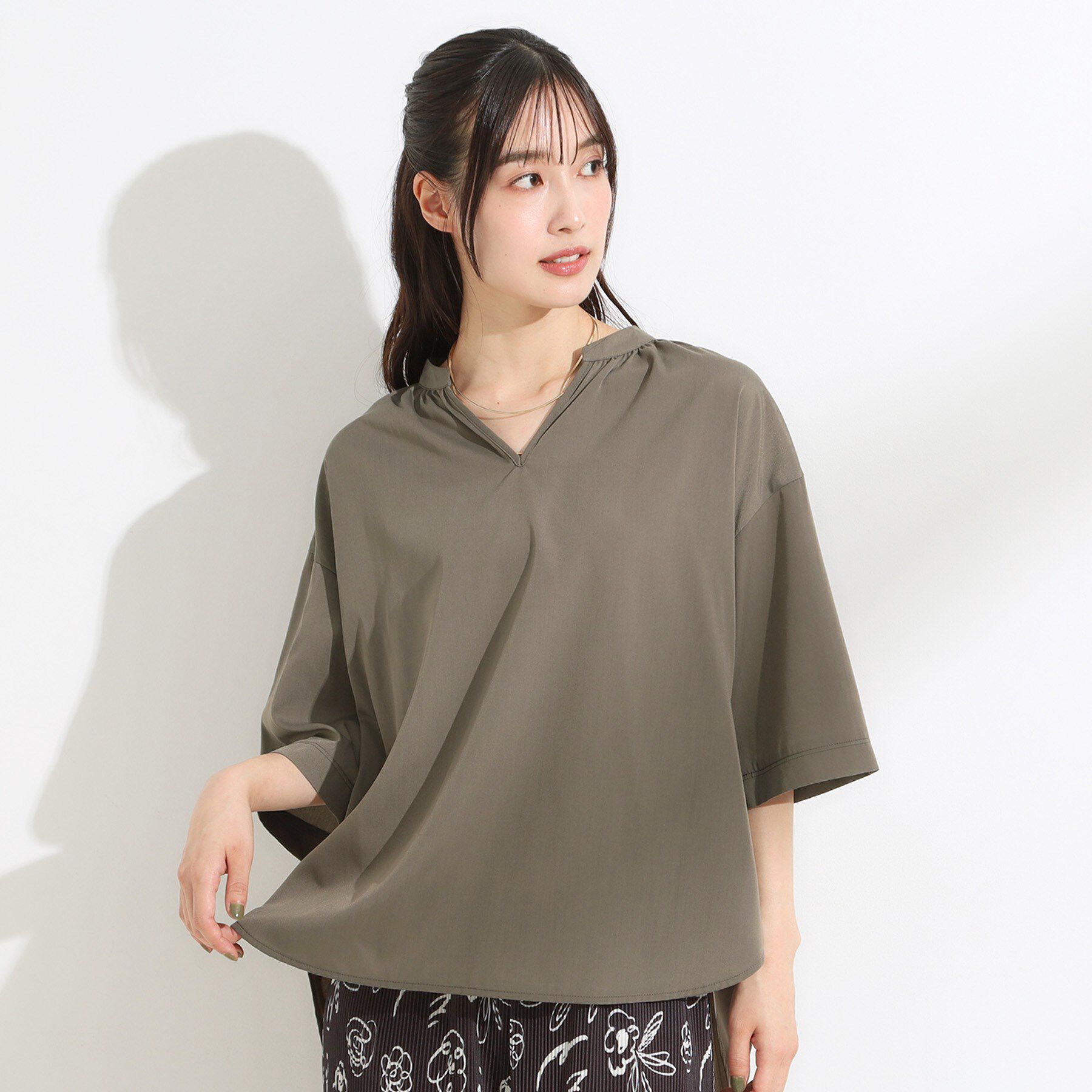 SHOO･LA･RUE「【S-LL/洗濯後しわになりにくい】バックギャザーがアクセント スッキパーブラウス」|シャツ・ブラウス|