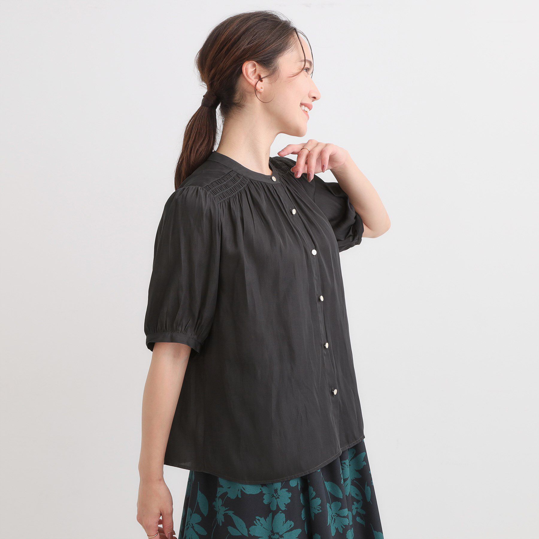 SHOO･LA･RUE「【洗える/S-LL】お仕事にもデイリーにも サテン5分袖ブラウス」|シャツ・ブラウス|