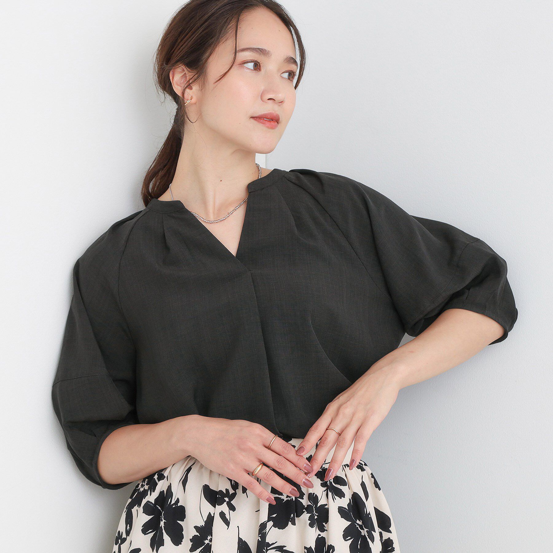 SHOO･LA･RUE「【S-LL/洗濯後しわになりにくい】ランタン5分袖 スキッパーブラウス」|シャツ・ブラウス|チャコールグレー(0