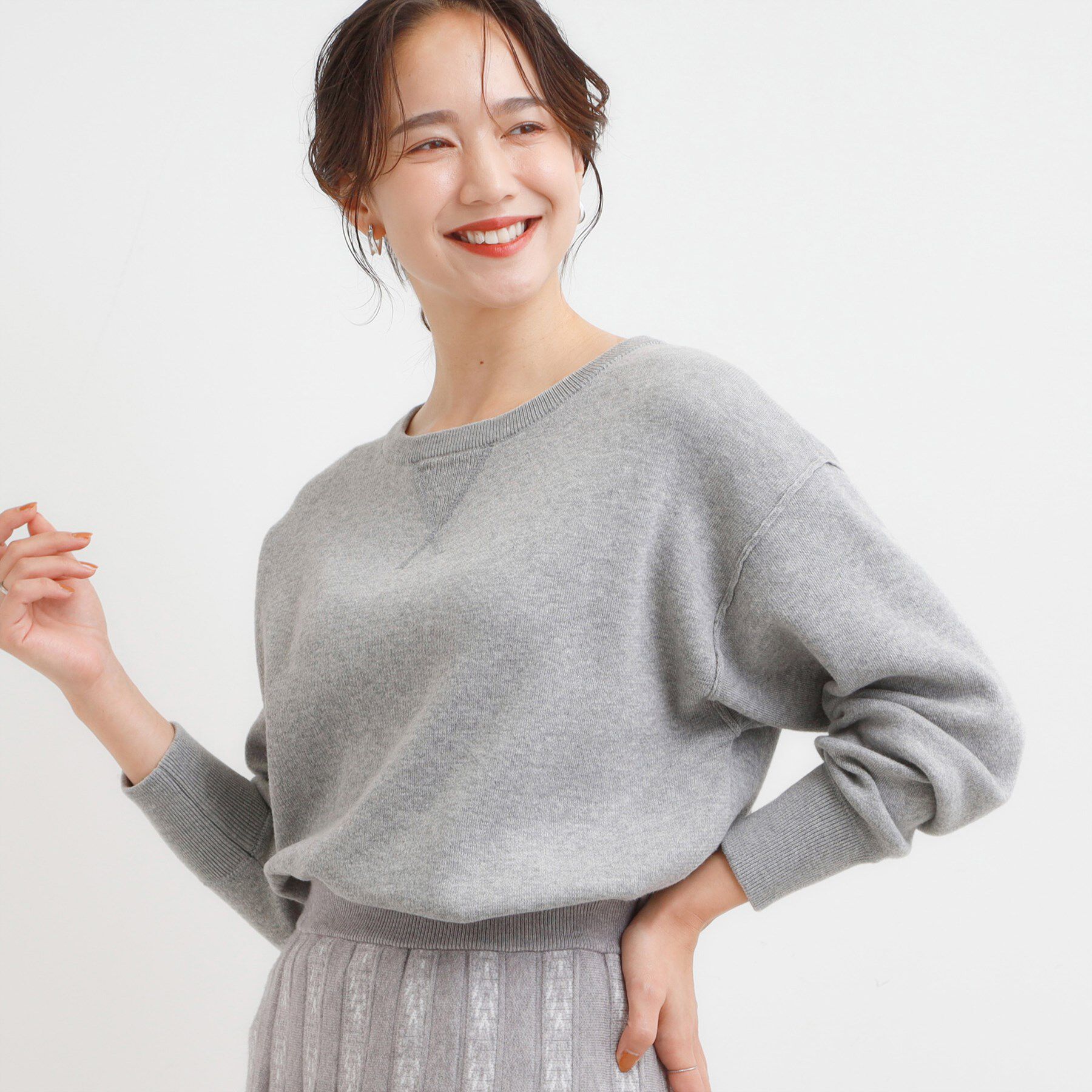 SHOO･LA･RUE「【洗濯機可/ちくちくしにくい】大人カジュアルを叶える スウェットライクニット」|ニット・セーター|グレー(012)