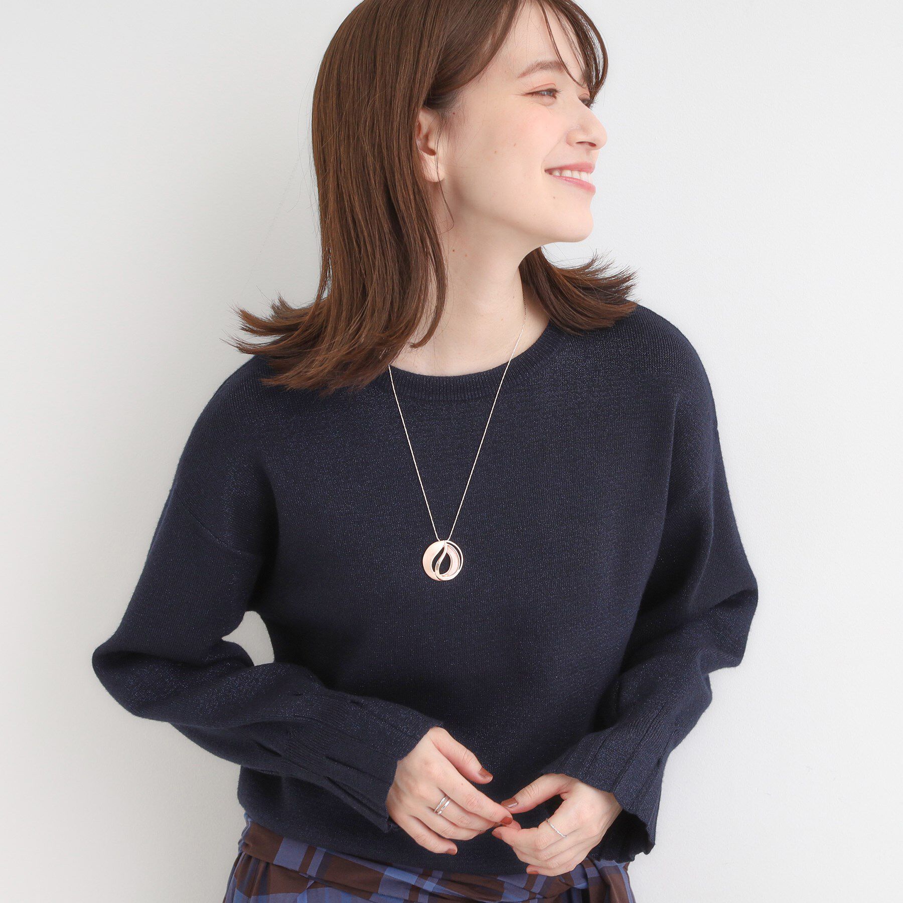 SHOO･LA･RUE「【S-LL】お袖タックが女性らしさをプラス 華やかラメニット」|ニット・セーター|ネイビー(094)