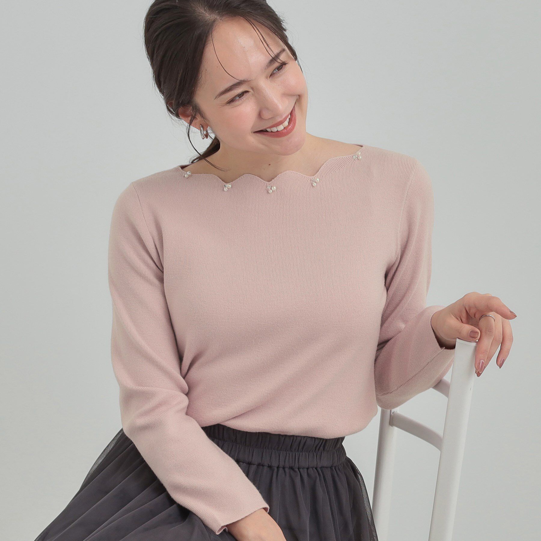 SHOO･LA･RUE「【洗濯機可/S-LL】スカラップネックが上品な ビジュー付きニット」|ニット・セーター|ピンク(071)